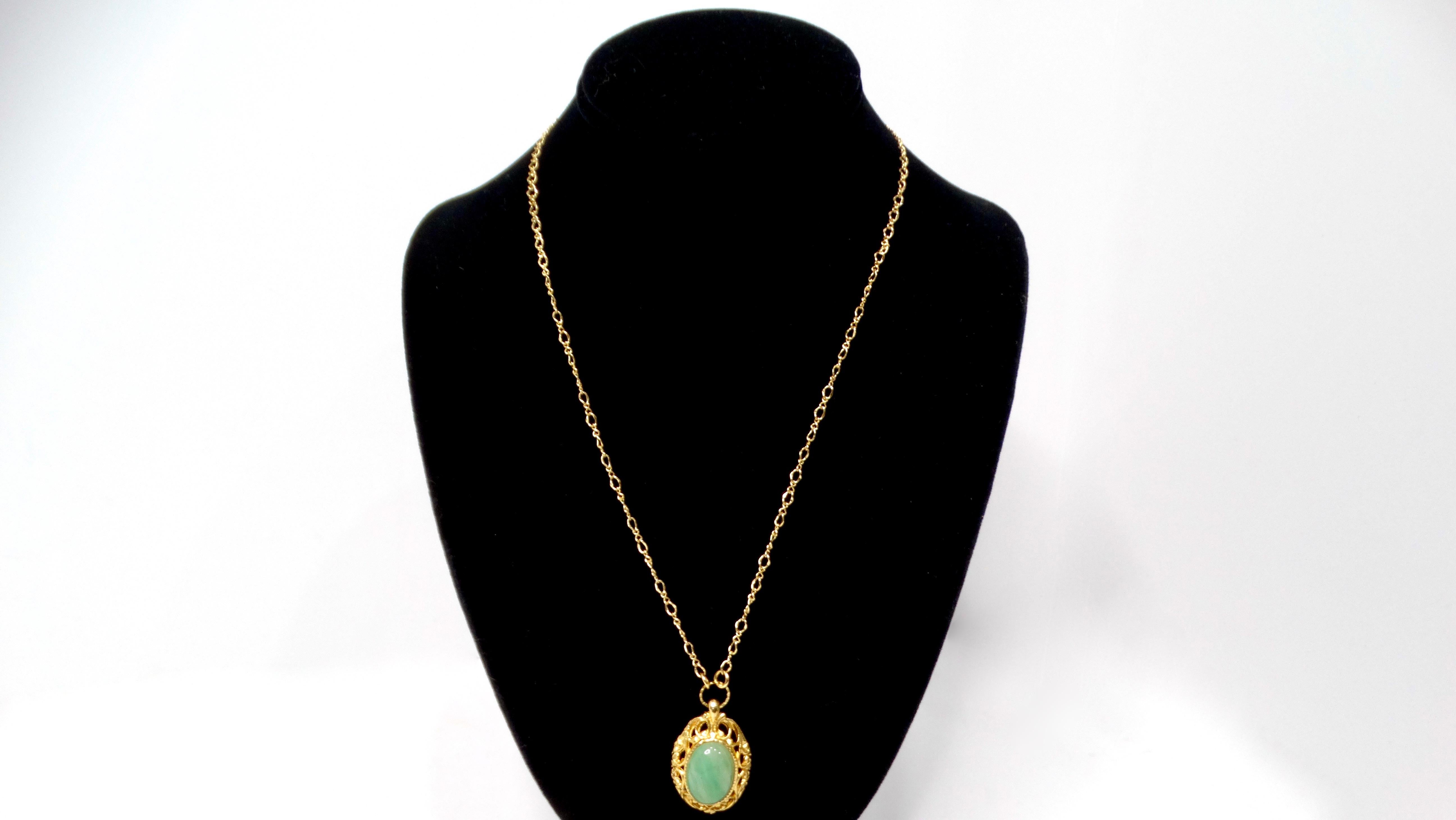 Laissez-vous séduire par l'élégance de l'ère victorienne avec ce superbe collier à pendentif en plaqué or 18 carats avec pierres vertes. Dotée d'un pendentif magnifiquement orné et sculpté dans un style victorien complexe, cette pièce est fabriquée