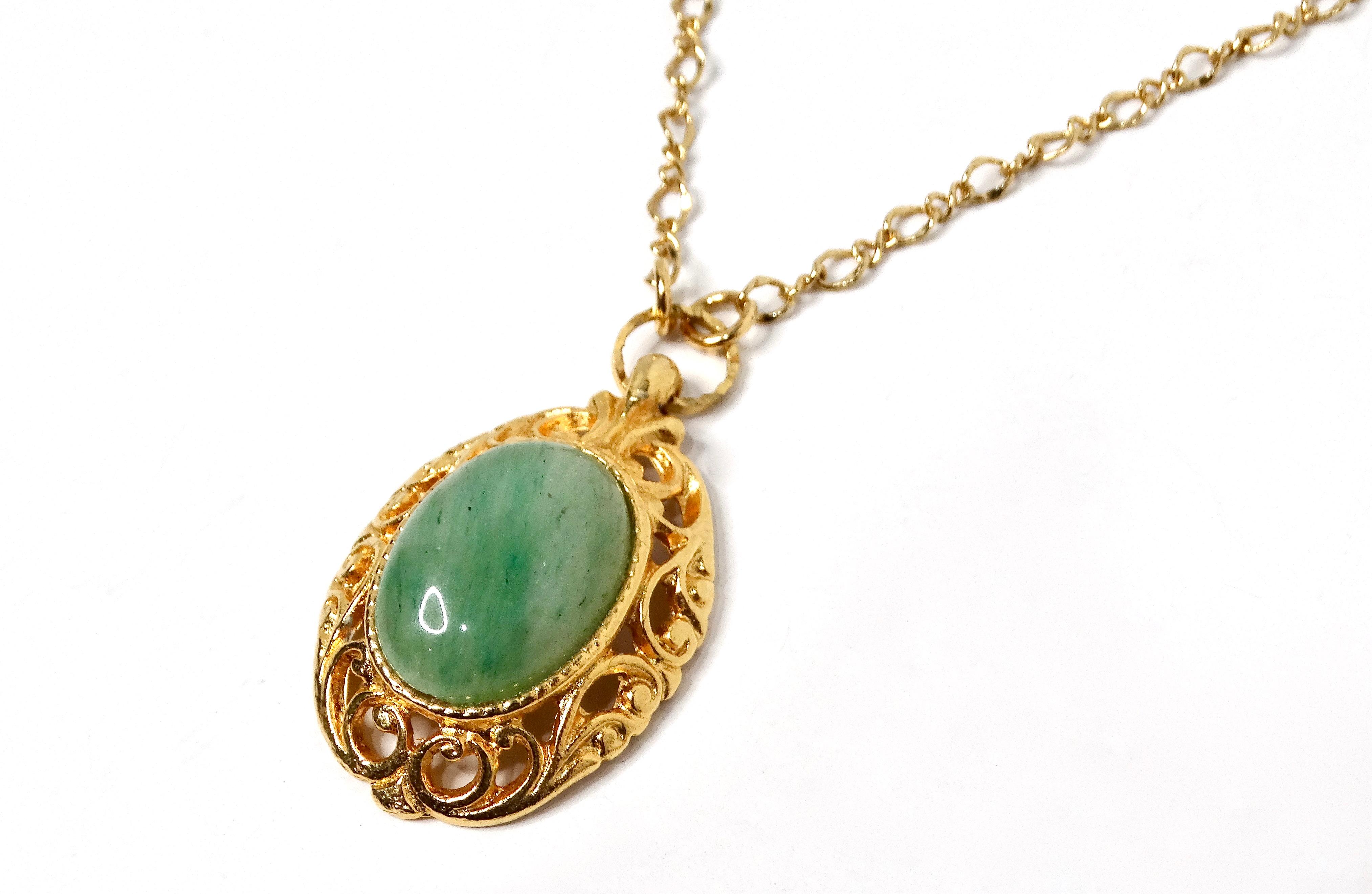 Collier de style victorien avec pendentif en pierre verte plaqué or 18k Bon état - En vente à Scottsdale, AZ
