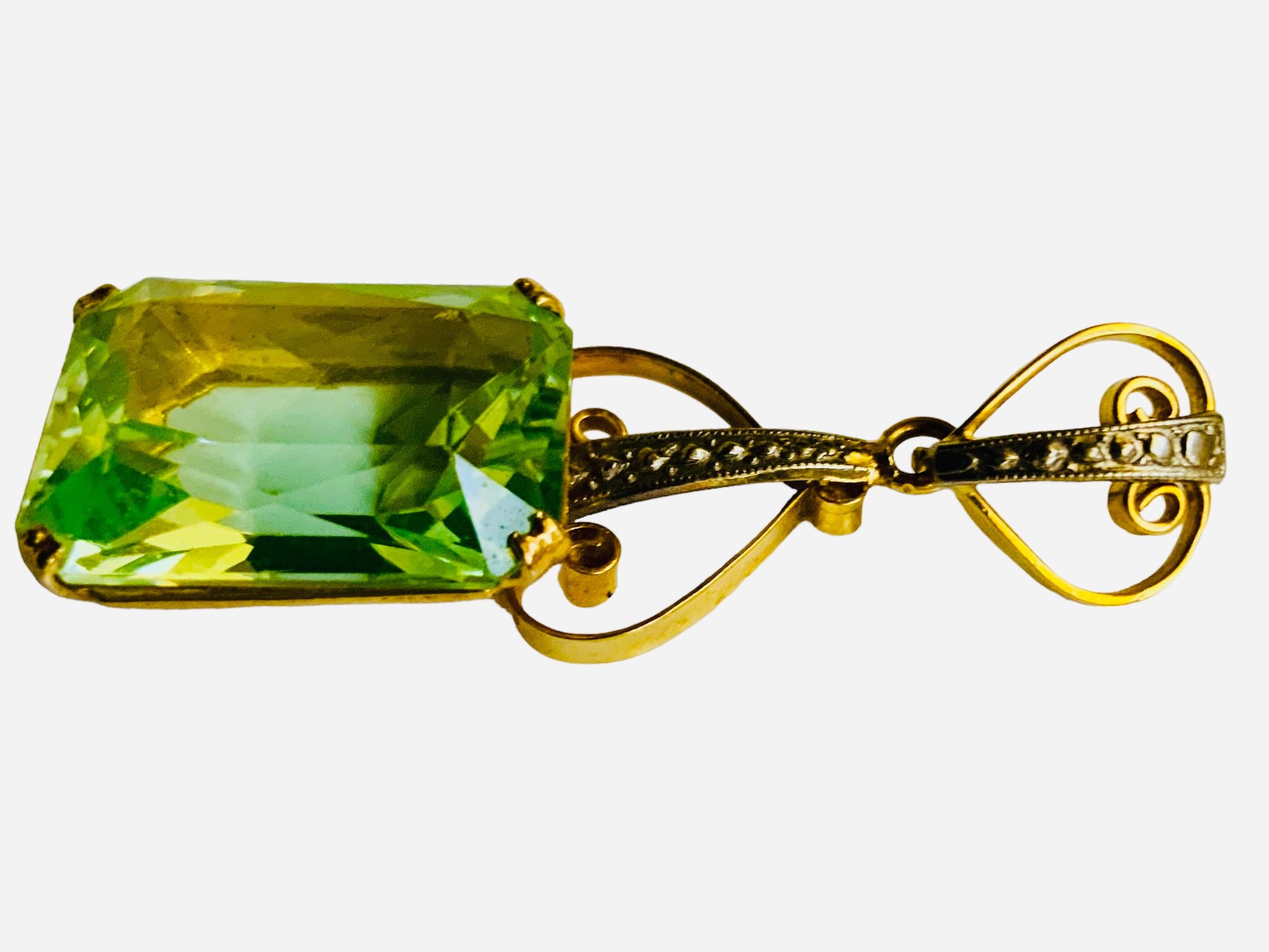 Victorien Pendentif de style victorien en or jaune 18 carats avec topaze verte en vente