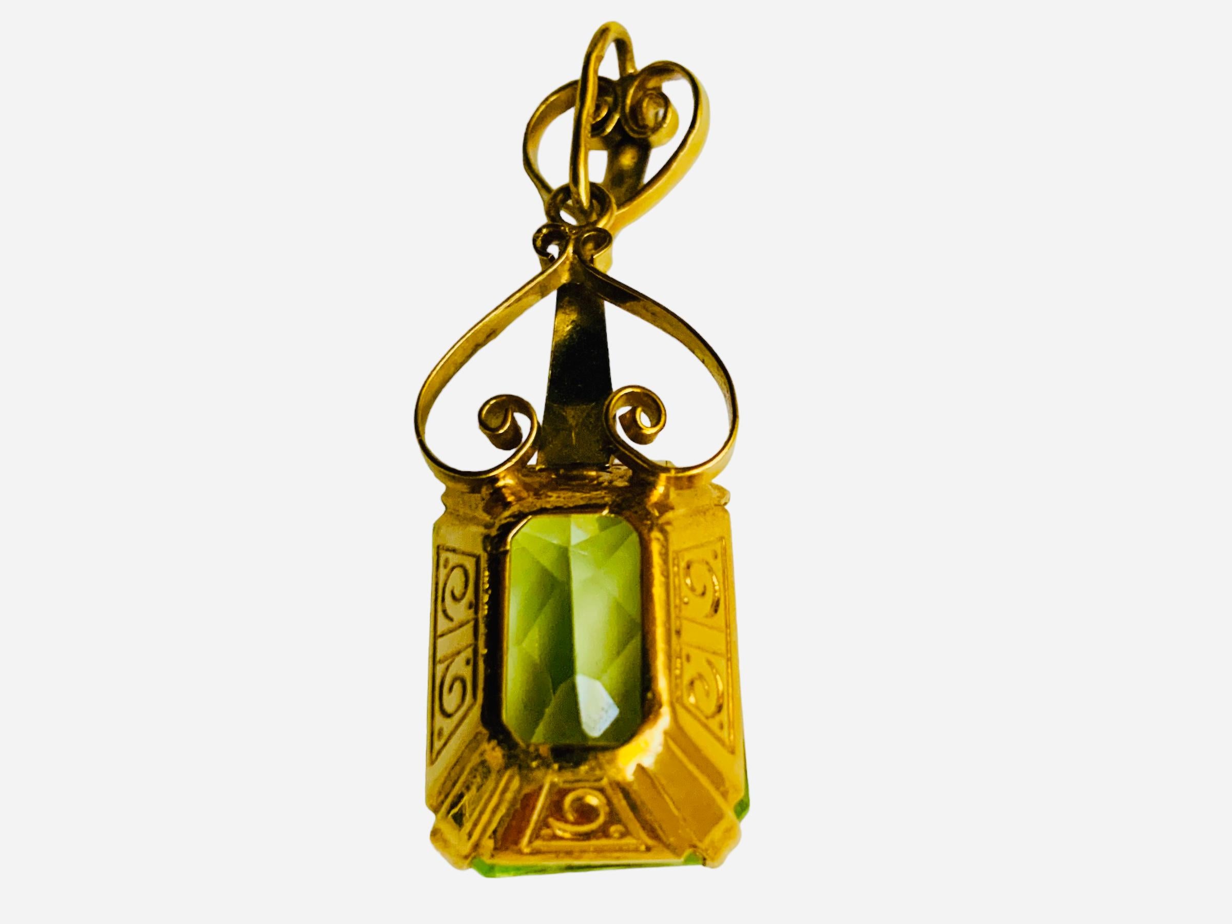 Victorian Style 18K Yellow Gold Green Topaz Pendant In Good Condition For Sale In Guaynabo, PR