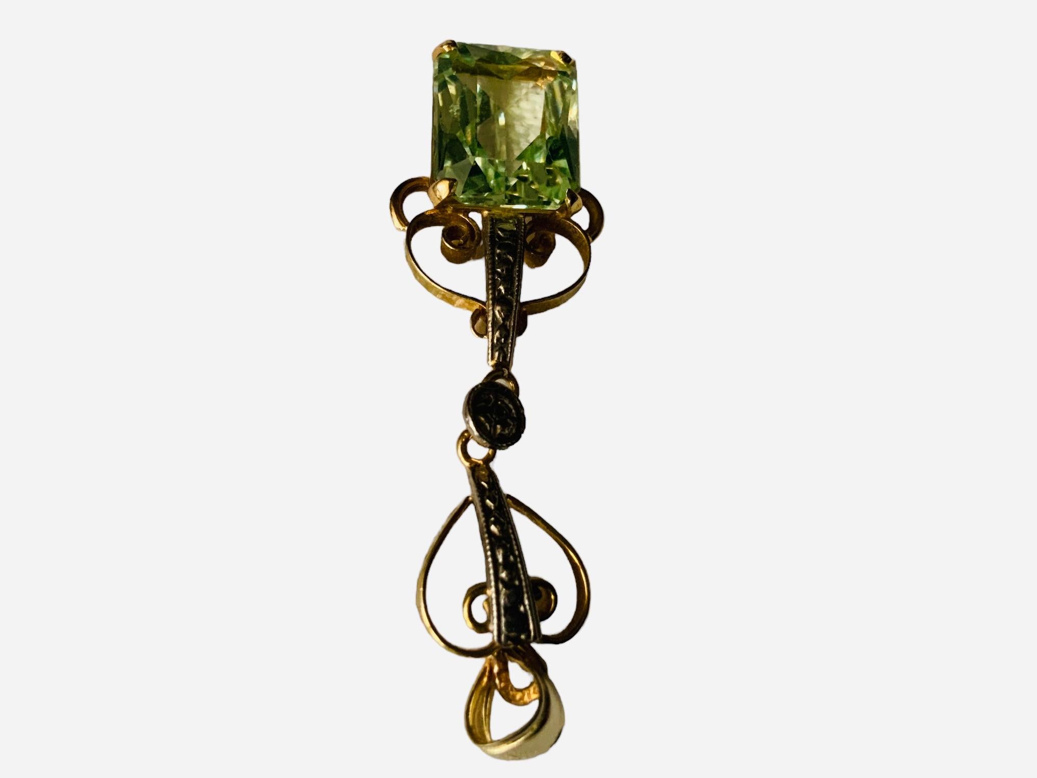 Taglio smeraldo Ciondolo piccolo in stile vittoriano in oro giallo 18 carati con topazio verde chiaro in vendita