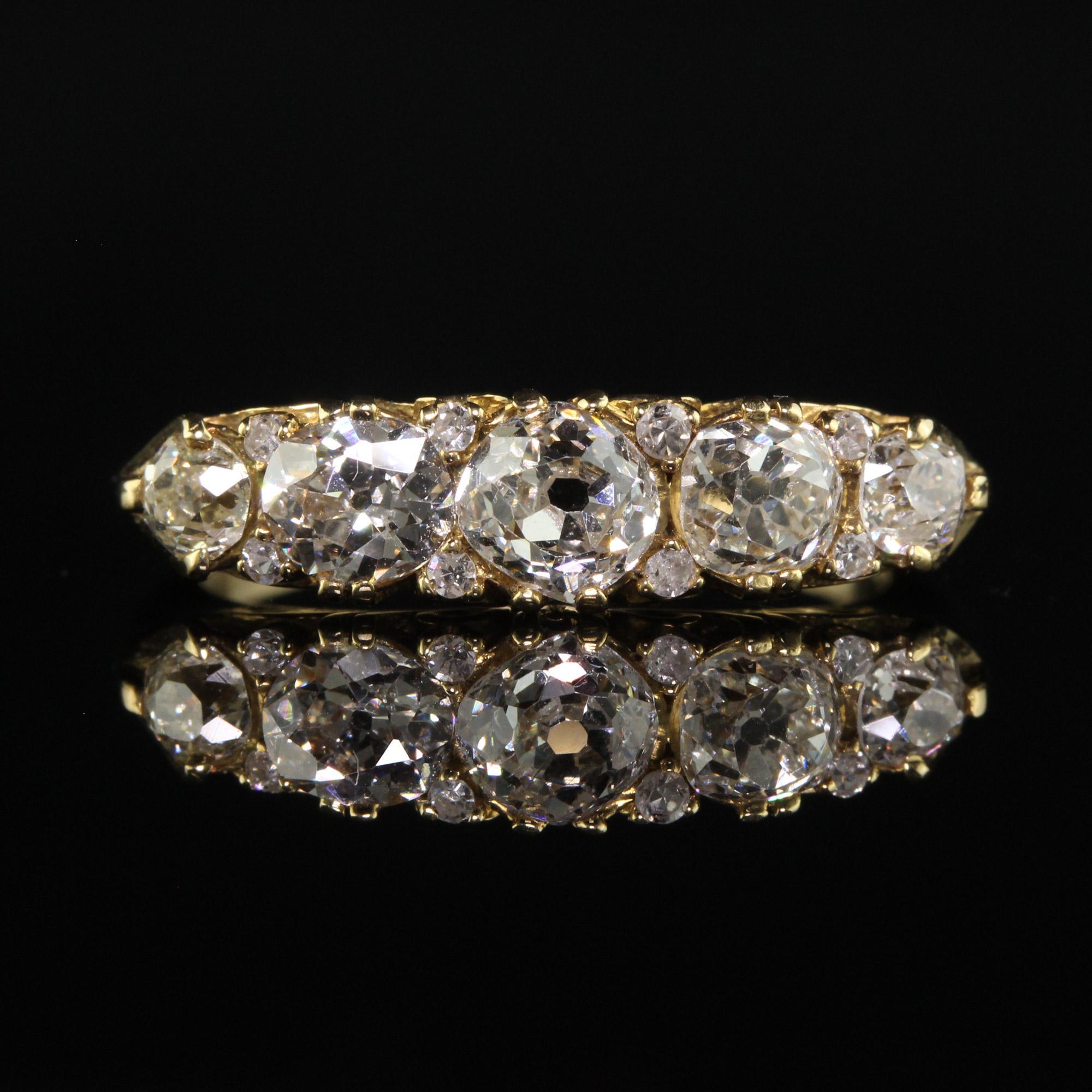 Viktorianischer Stil 18K Gelbgold Alte Mine Diamant Fünf Stein Ring im Zustand „Gut“ im Angebot in Great Neck, NY
