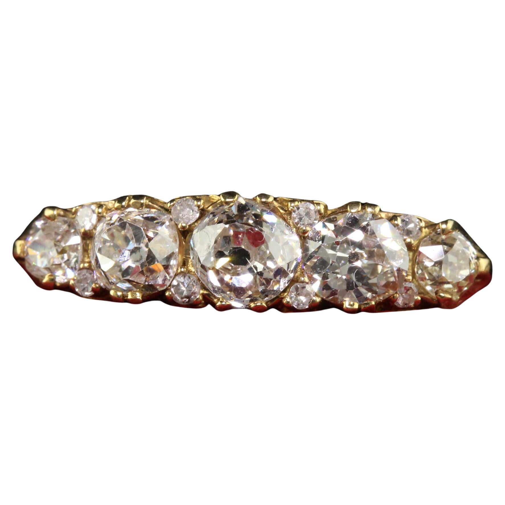 Viktorianischer Stil 18K Gelbgold Alte Mine Diamant Fünf Stein Ring im Angebot