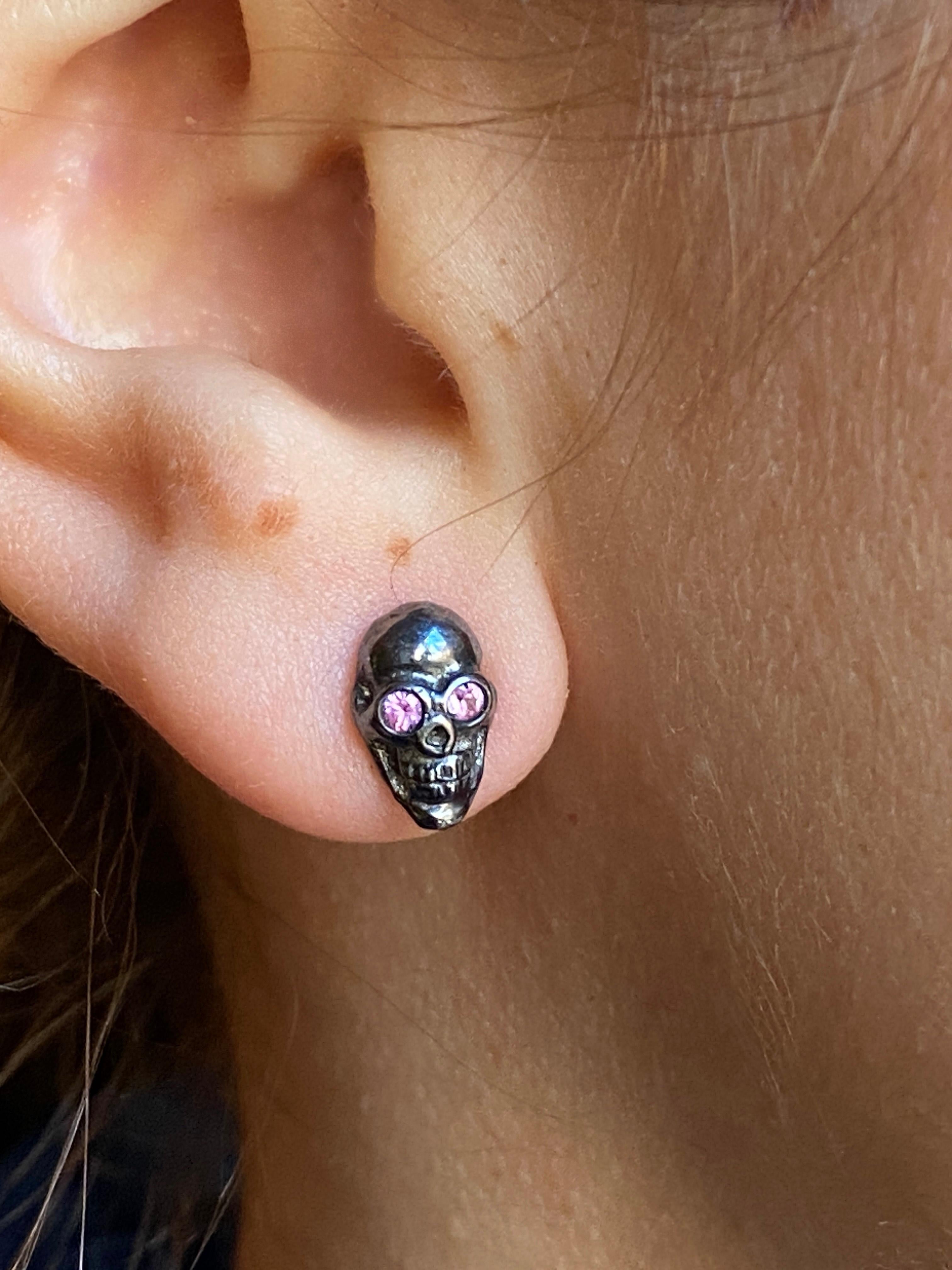 Victorian Style 18kt Gold Black Rhodium Pink Sapphire Eyes Skull Stud Earrings In New Condition For Sale In Rome, IT