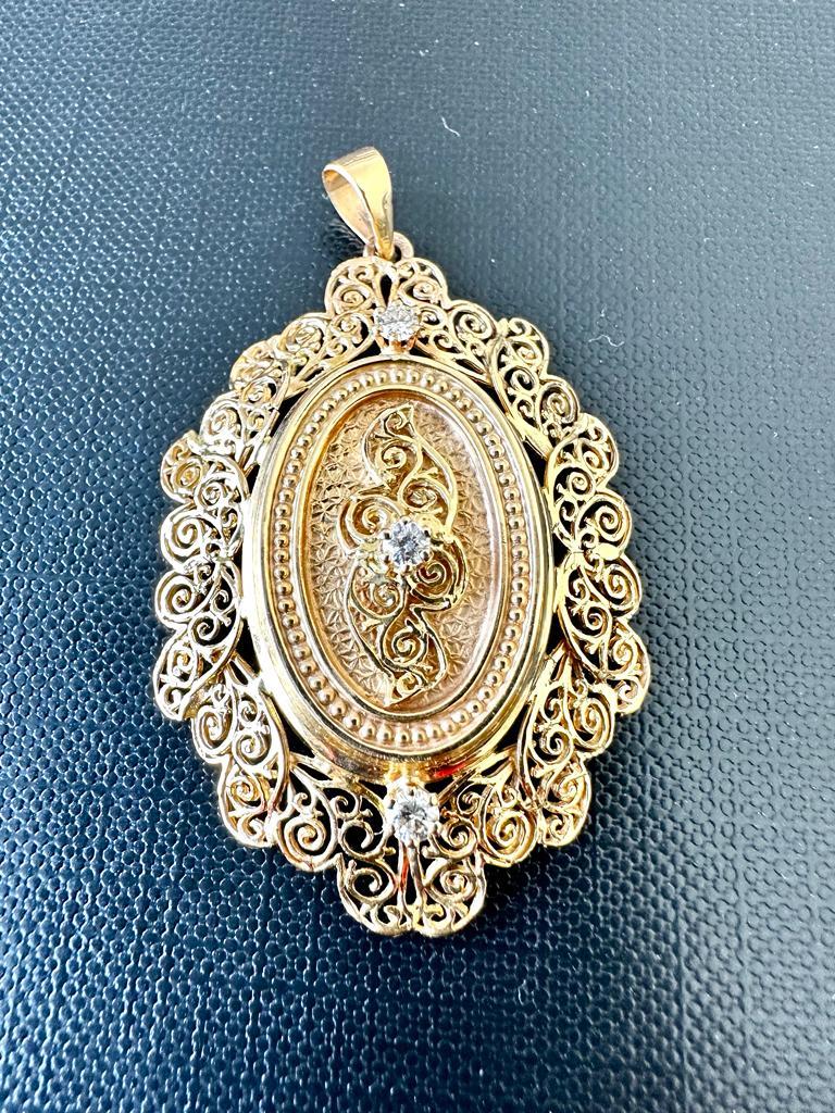 Victorian Style 18 Karat Yellow Gold Hand-Chiselled French Pendant with Diamonds In Good Condition For Sale In Esch sur Alzette, Esch-sur-Alzette