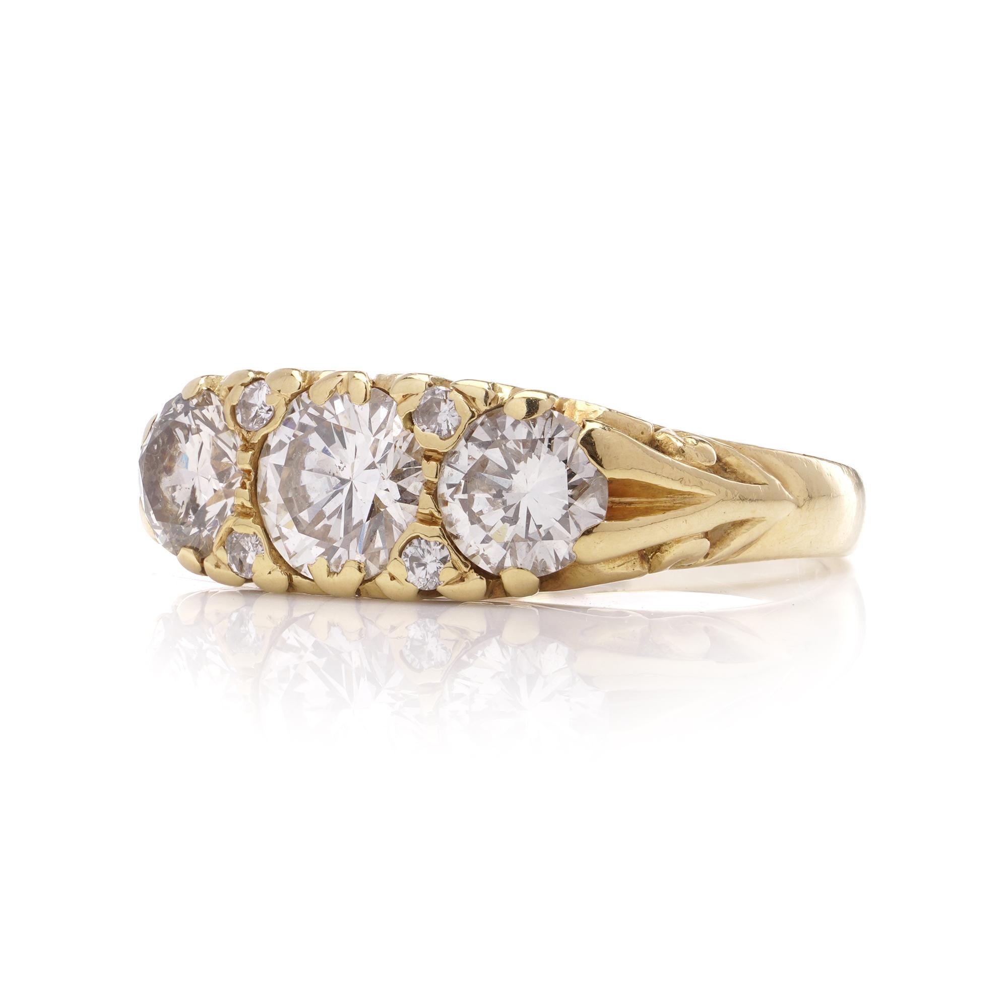 Victorian style 18kt yellow gold three - stone diamond ring In Excellent Condition For Sale In Braintree, GB