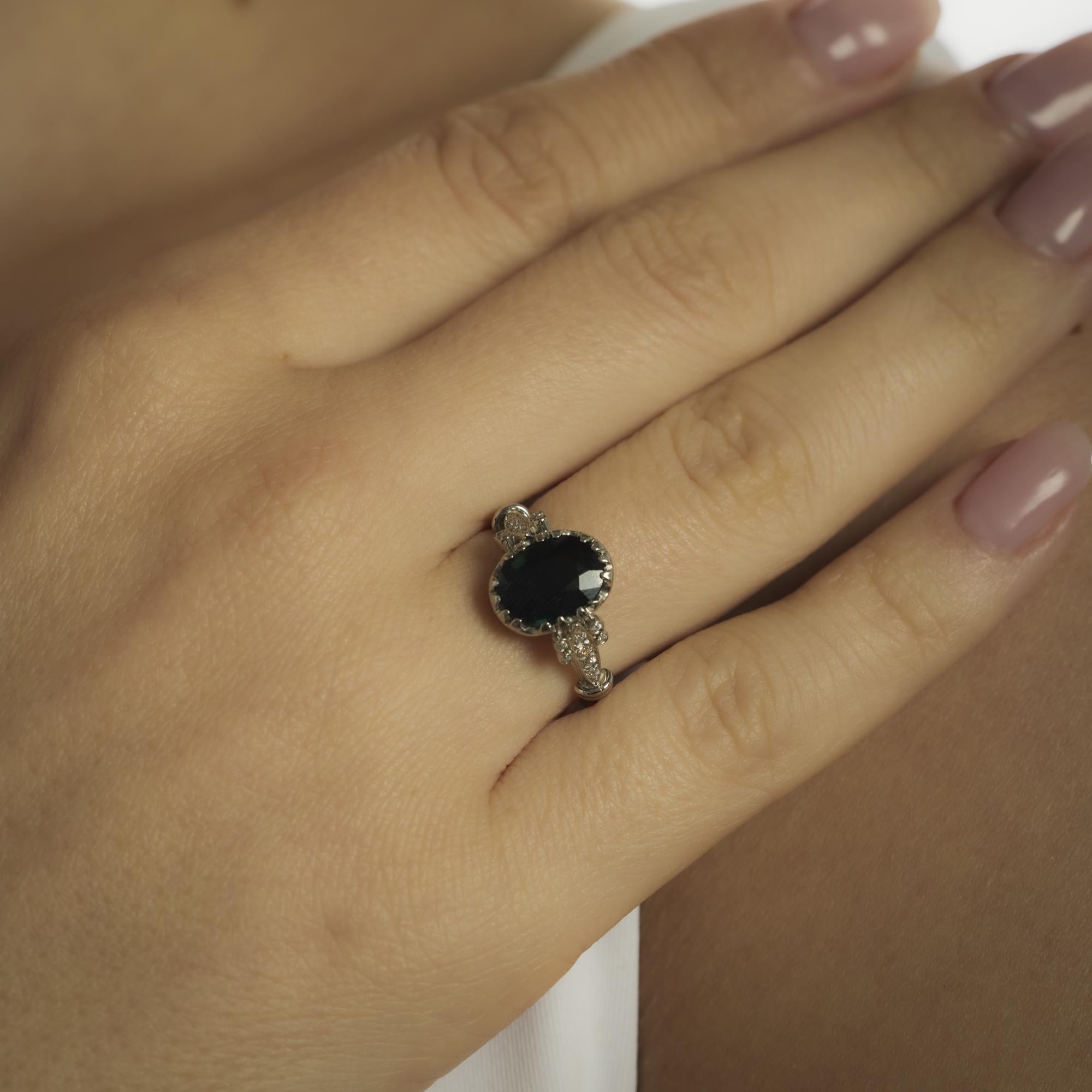 Verlobungsring im viktorianischen Stil mit 1,90 Karat grünem Saphir und Diamant aus Platin im Zustand „Gut“ im Angebot in Beverly Hills, CA