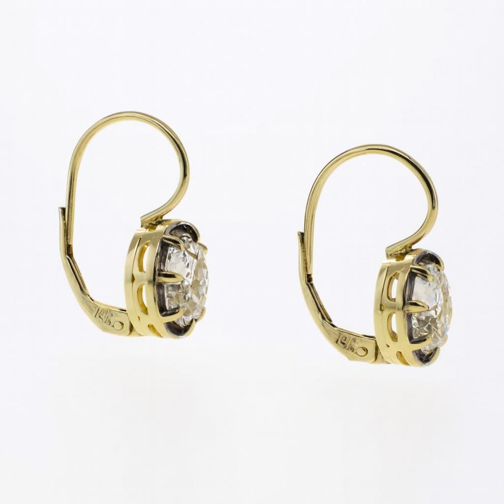 Questi orecchini a goccia con diamante in stile vittoriano incarnano un'eleganza senza tempo con un raffinato tocco vintage. Realizzata in oro giallo 14k, la coppia presenta un totale di 2,04 carati di diamanti rotondi naturali, di colore I e