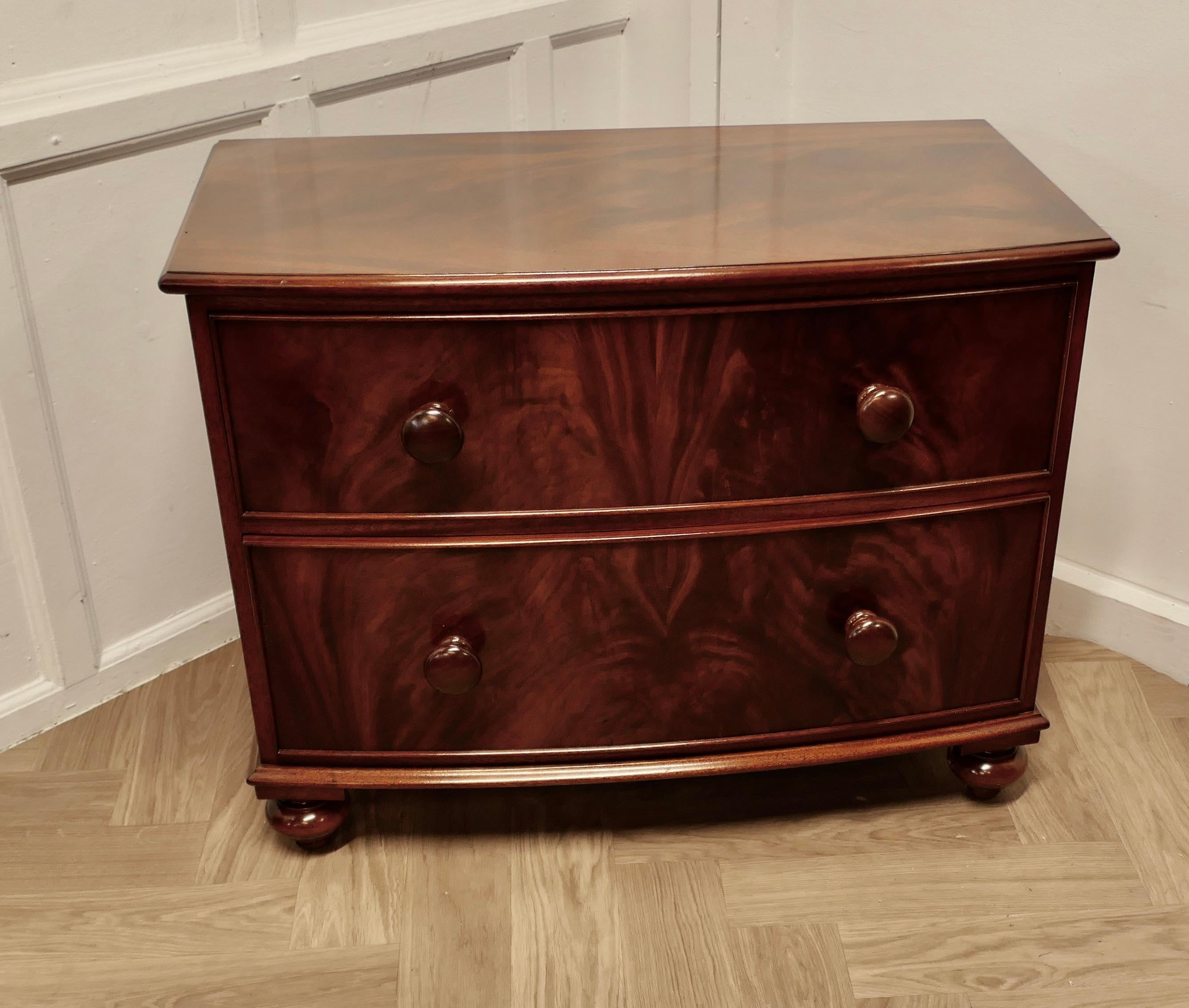 Victorian Style 2 Drawer Chest of Drawers In Good Condition For Sale In Godshill, Isle of Wight