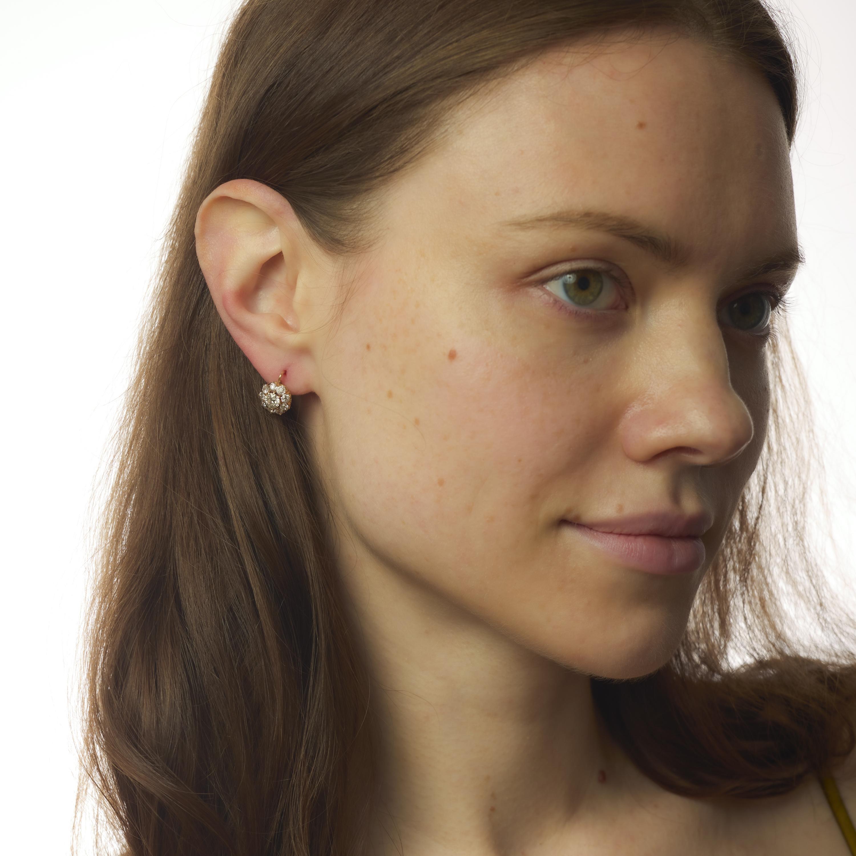 Ces boucles d'oreilles d'inspiration victorienne brillent du charme d'un design antique, avec vingt diamants taille ancienne totalisant 2,61 carats. Les diamants, avec leurs facettes douces et la brillance de leur couleur H, apportent un éclat