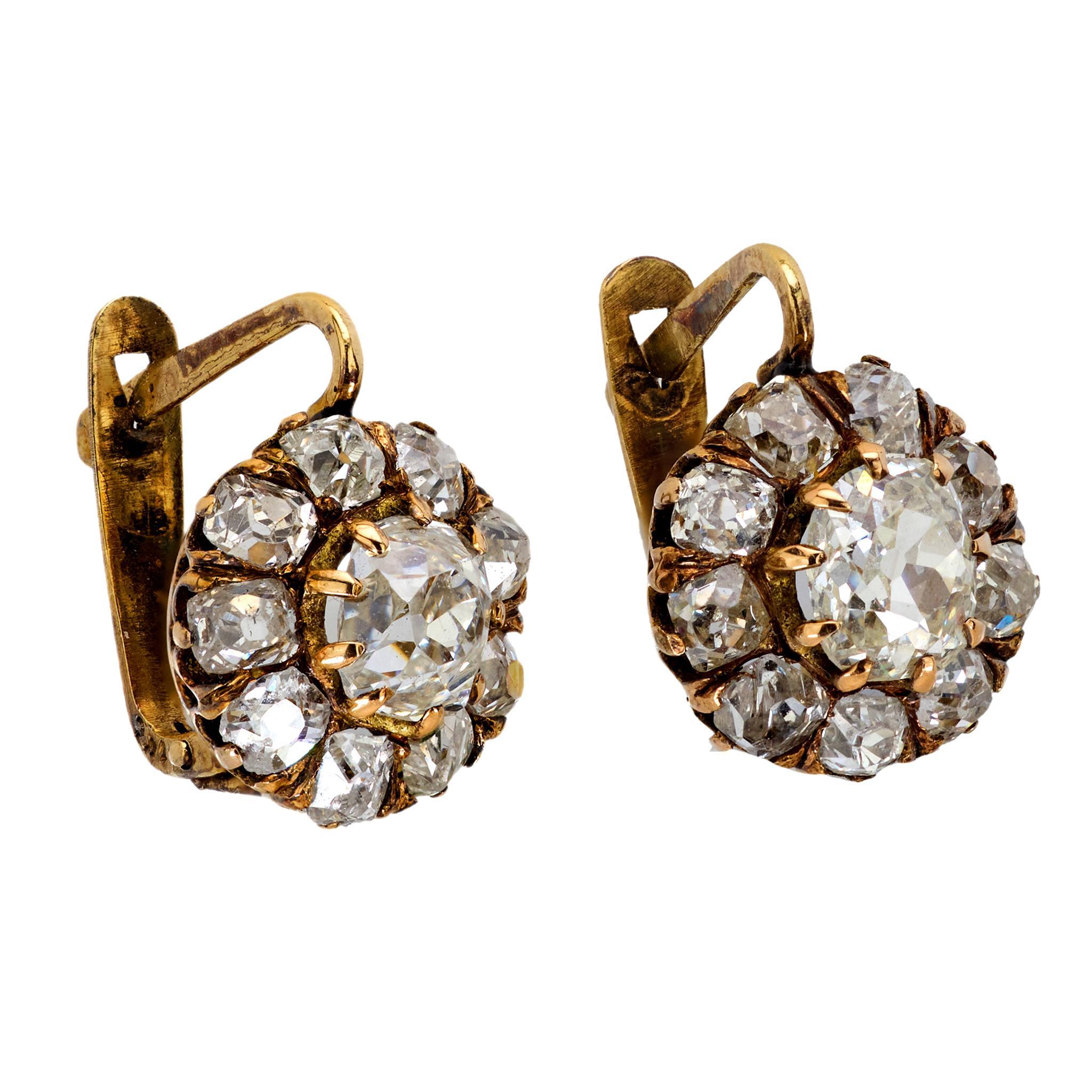 Moderne Boucles d'oreilles de style victorien en or jaune 18 carats avec diamants d'un poids total de 3,15 carats en vente