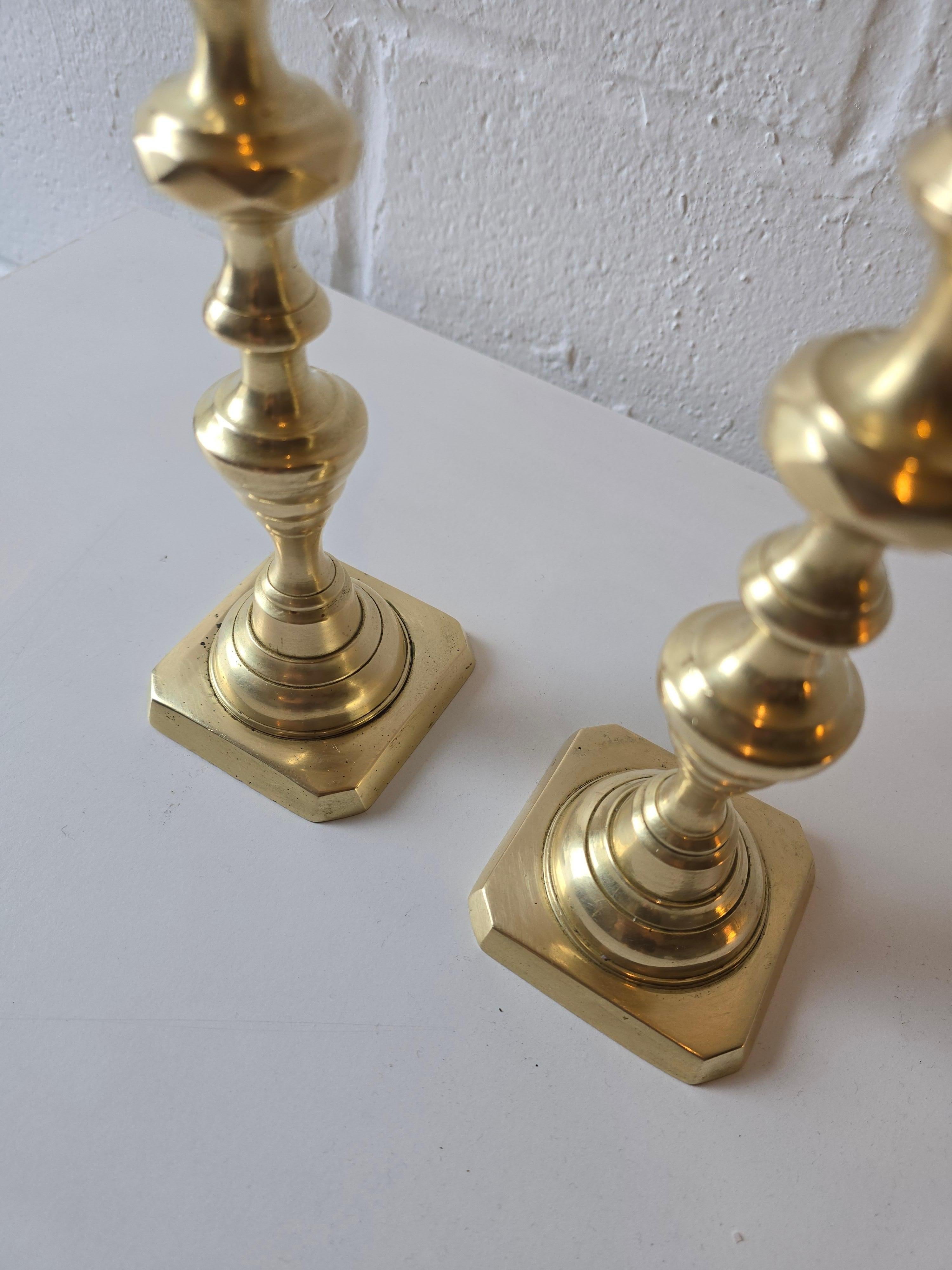 Inglese Coppia di portacandele in ottone dal design antico ad alveare in stile vittoriano in vendita