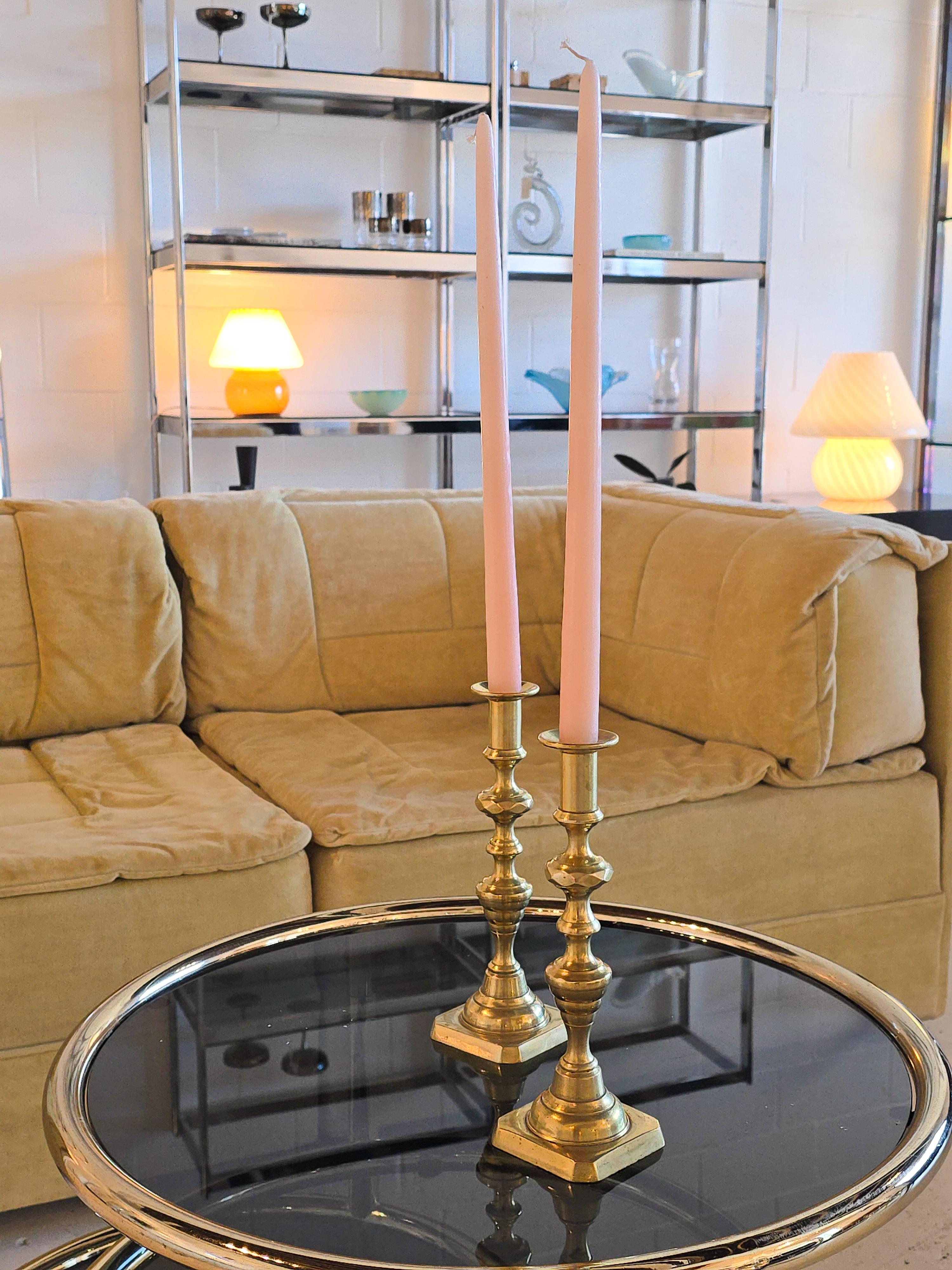 XIX secolo Coppia di portacandele in ottone dal design antico ad alveare in stile vittoriano in vendita