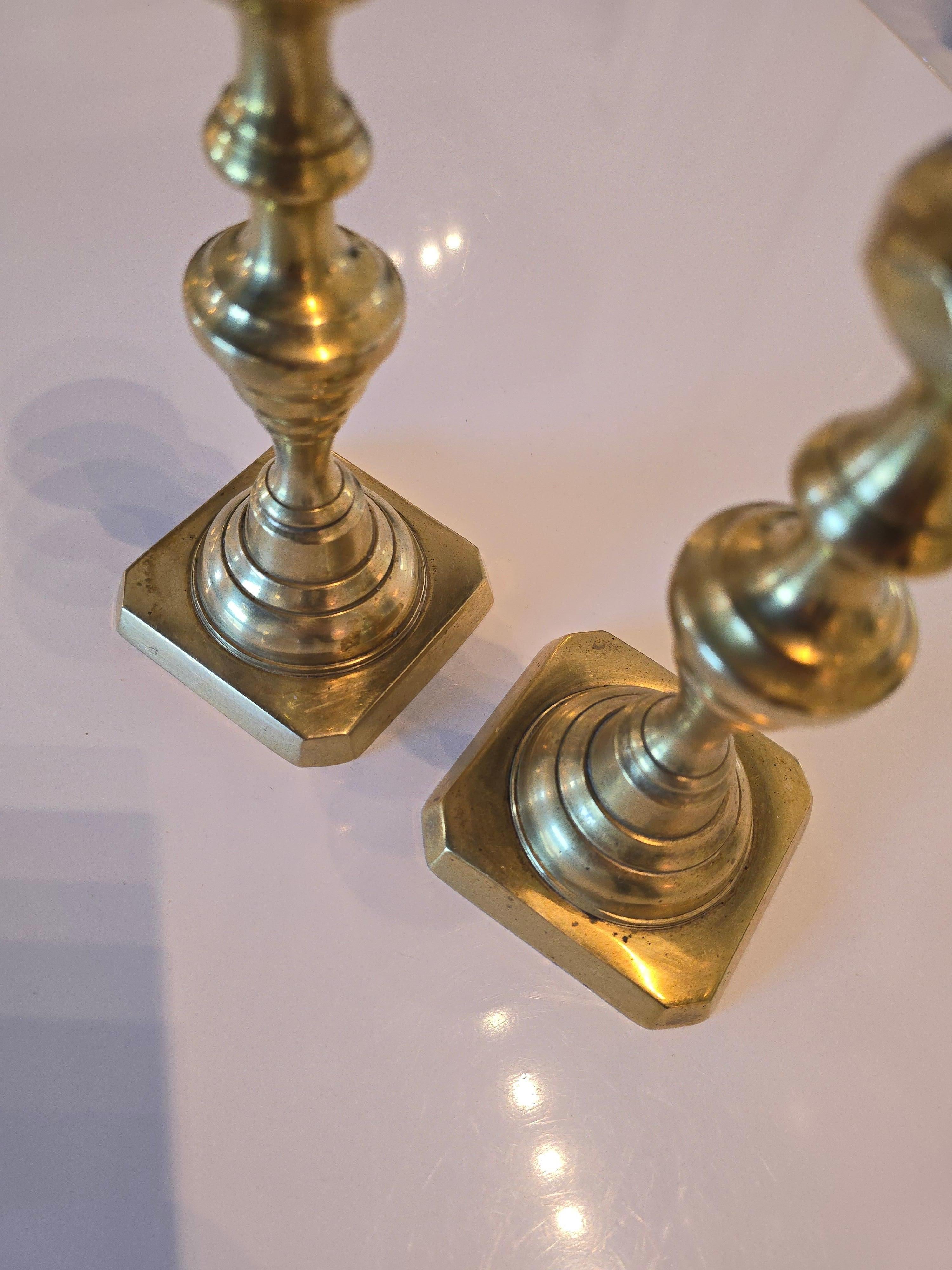 Coppia di portacandele in ottone dal design antico ad alveare in stile vittoriano in vendita 1