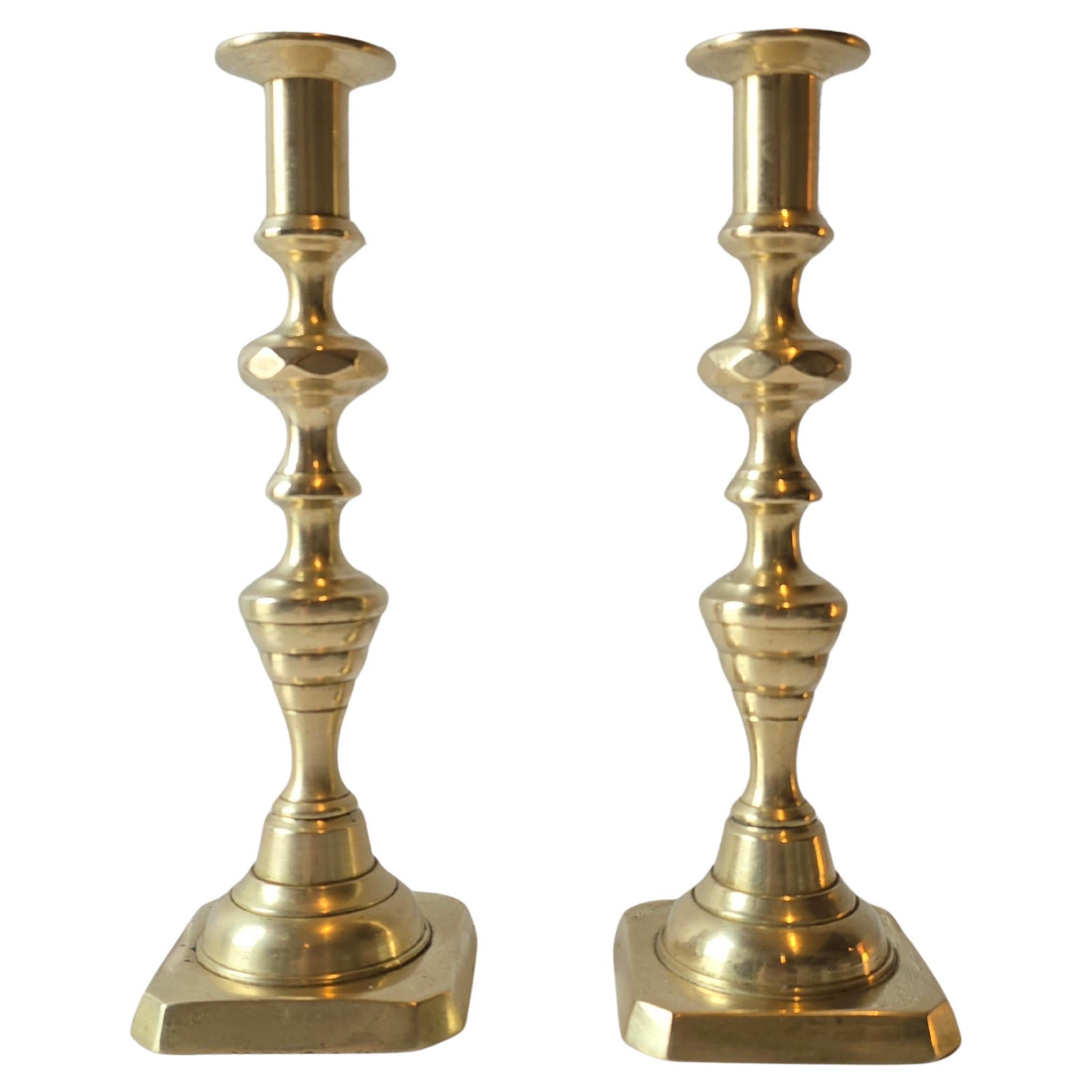 Coppia di portacandele in ottone dal design antico ad alveare in stile vittoriano in vendita