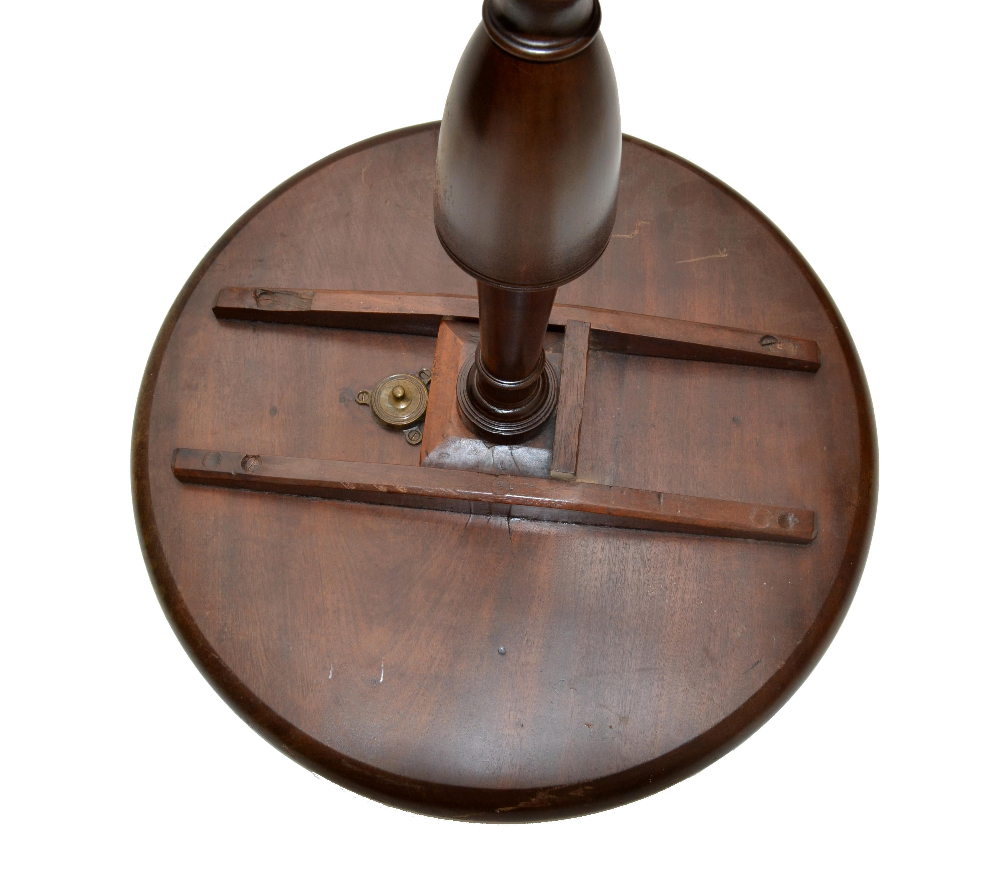 Antiker Flip-Beistelltisch im viktorianischen Stil mit gedrechselter Holz- und Messingverschluss, 1930 im Angebot 3