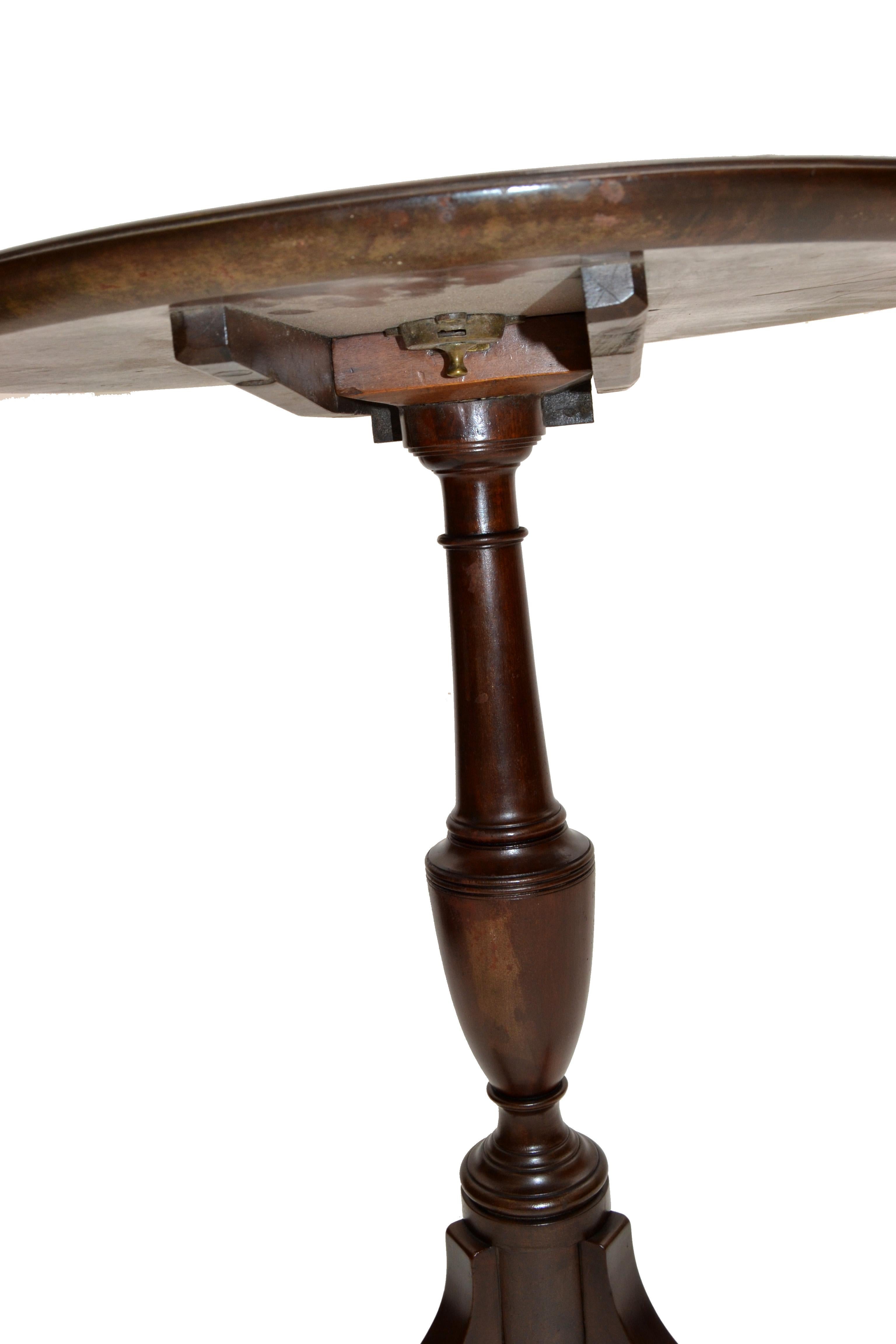 Antiker Flip-Beistelltisch im viktorianischen Stil mit gedrechselter Holz- und Messingverschluss, 1930 im Angebot 5