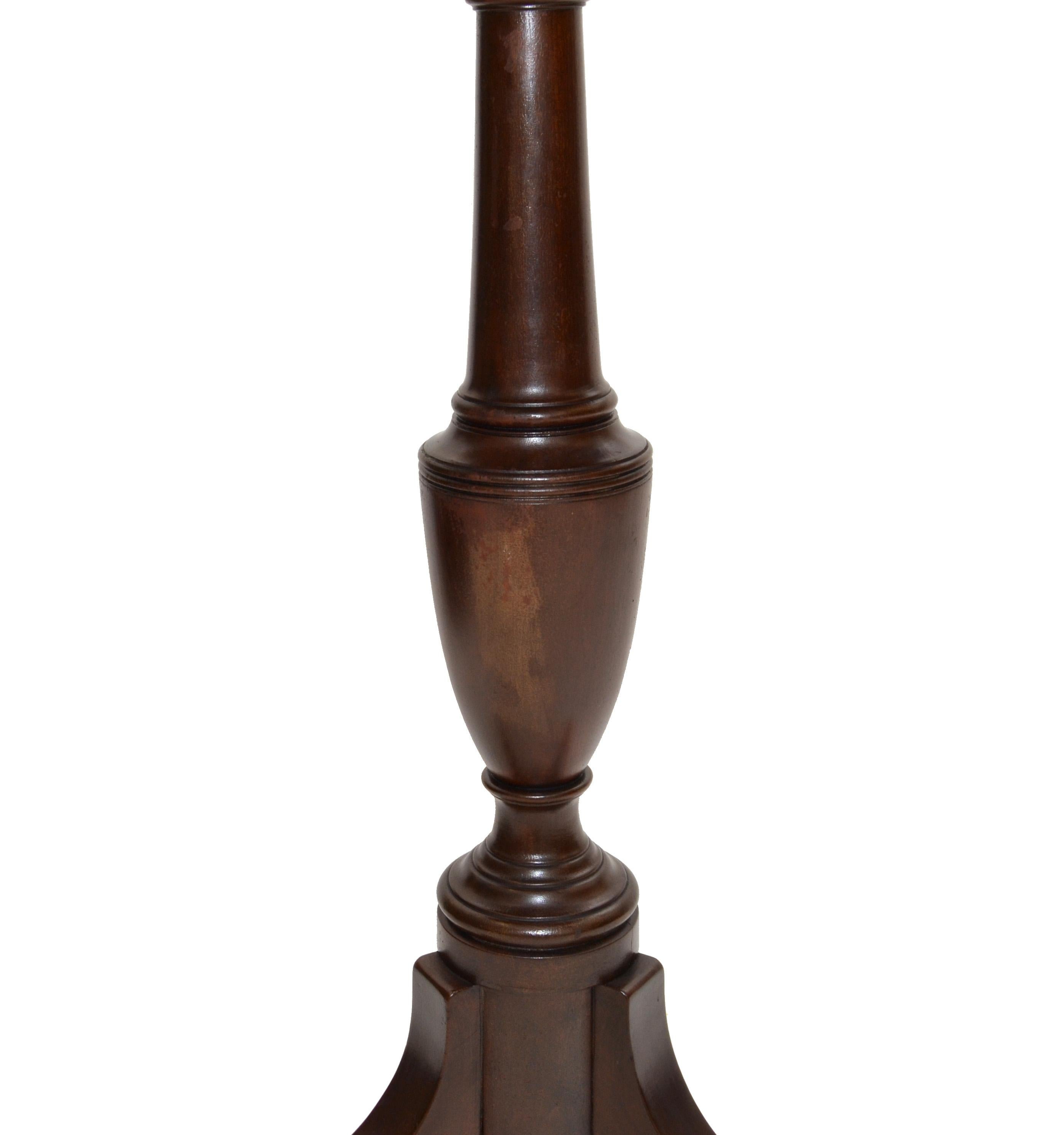 Antiker Flip-Beistelltisch im viktorianischen Stil mit gedrechselter Holz- und Messingverschluss, 1930 im Angebot 1