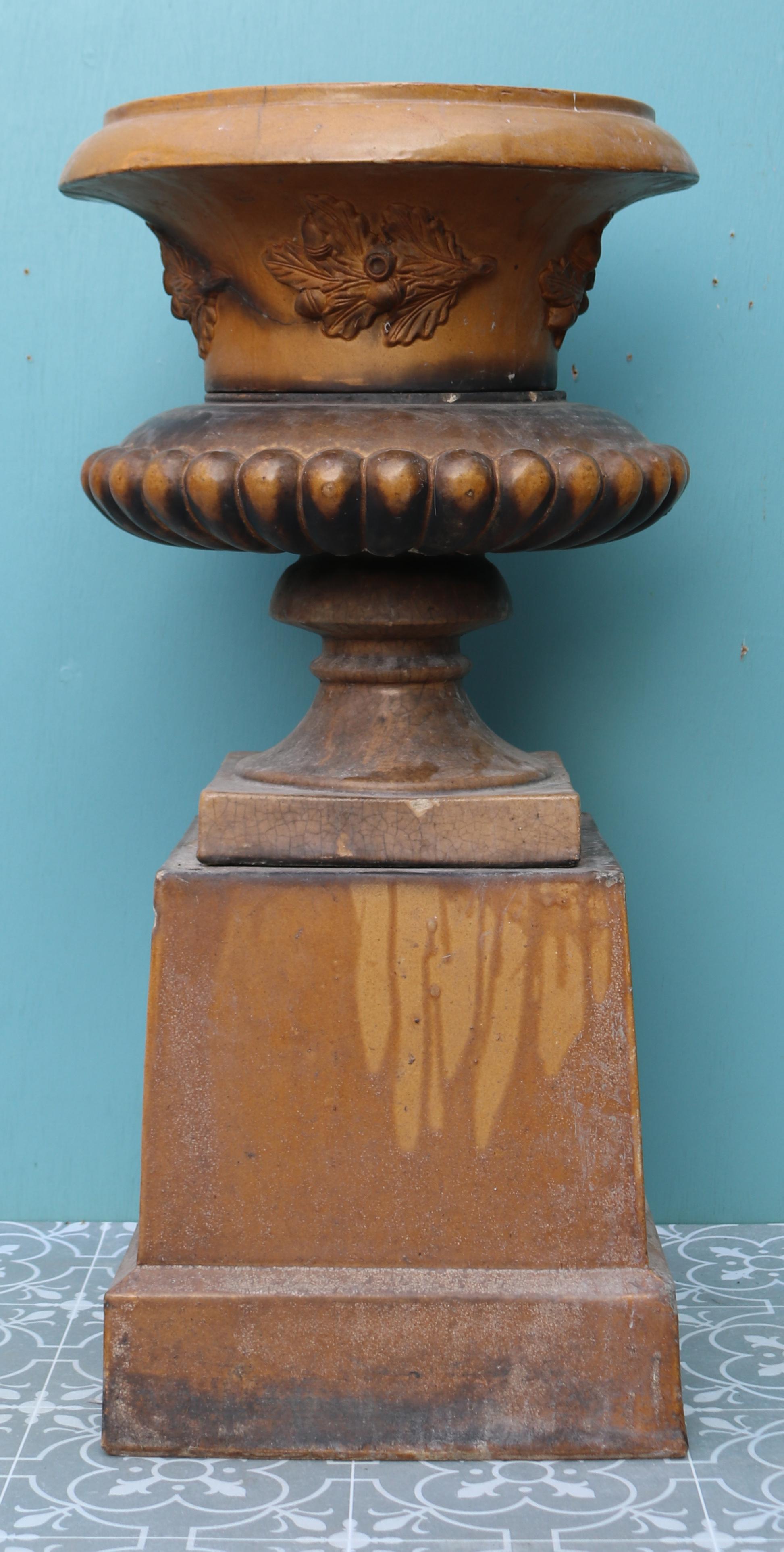 A Victorian style urn with cast acorn and leaf pattern and ‘treacle’ glaze finish.

Additional Dimensions 

Base 35 x 35 cm.