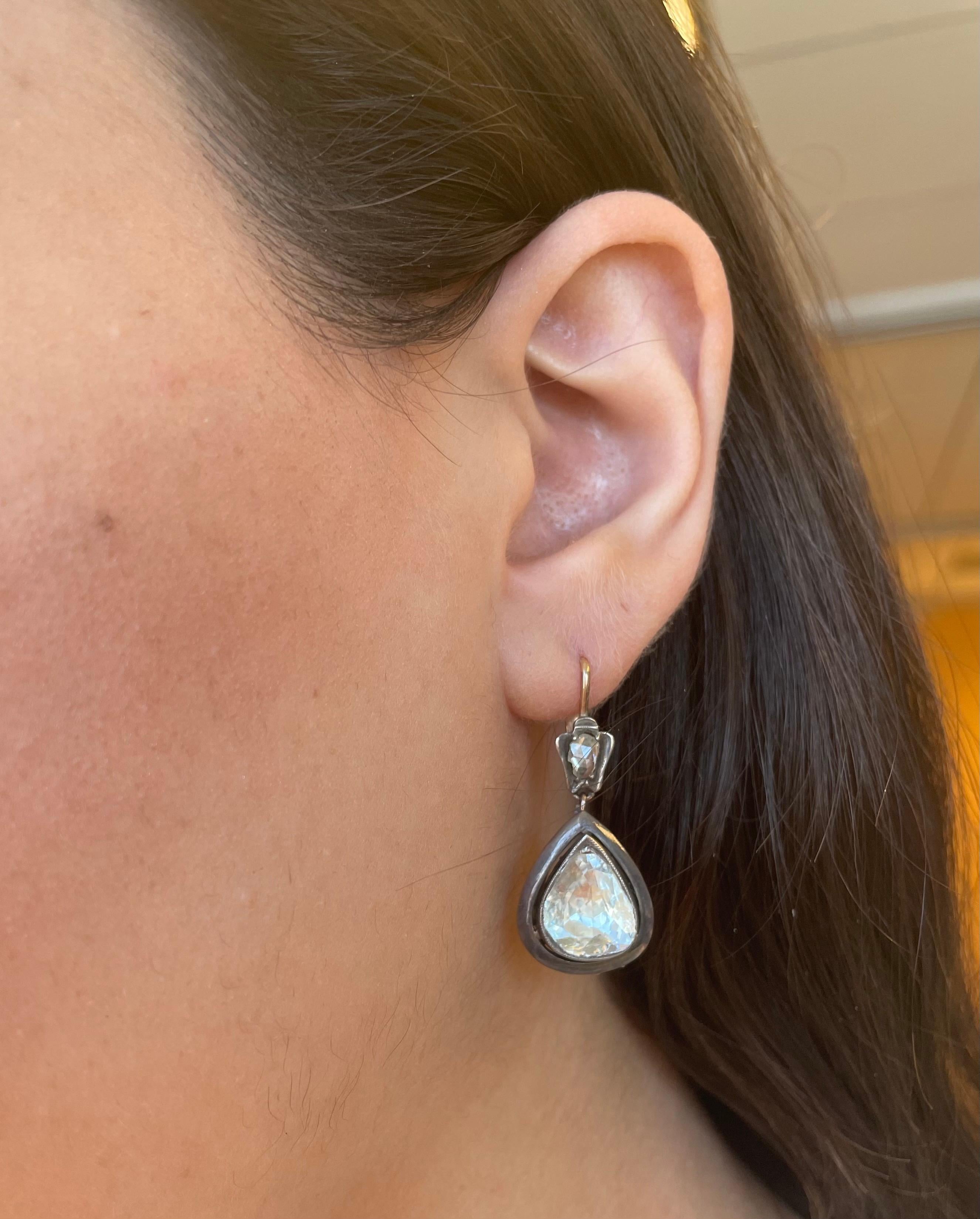 Stunning vintage Victorian inspired natural pear rose cut drop earrings. Vintage high jewelry.
4 rose cut diamonds, approximately 5.00 carats total, I/J color grade and VS1/SI1 clarity grade. Silver, 1.25in.
Accommodated with an up-to-date digital
