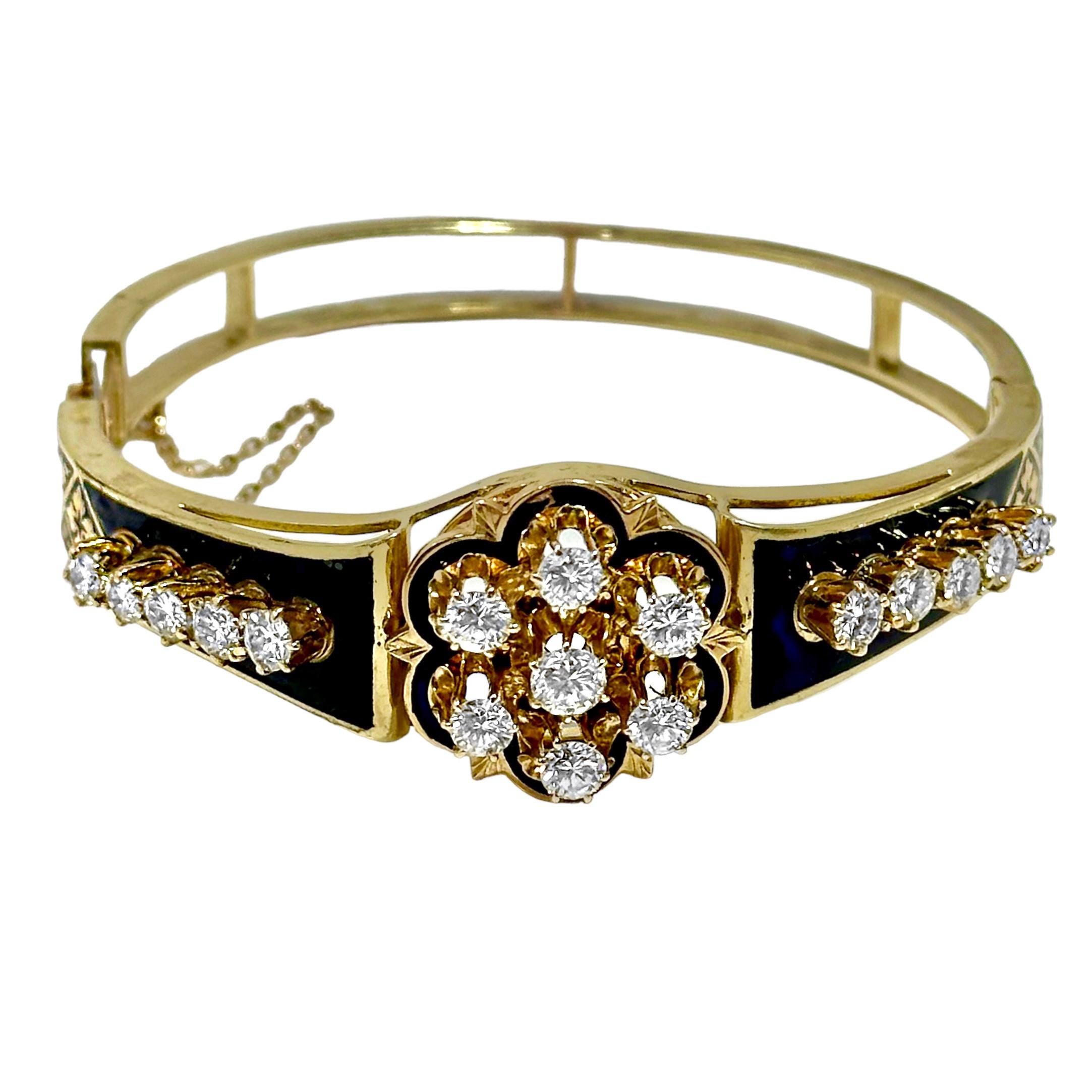 Eine schöne 14K Gelbgold viktorianischen Wiederbelebung Scharnier Armreif mit Diamanten und tiefblauem Emaille Akzente Die Mitte Design-Bereich ist mit 7 runden Diamanten im Brillantschliff in einem sechseckigen bogenförmigen Muster angeordnet, in