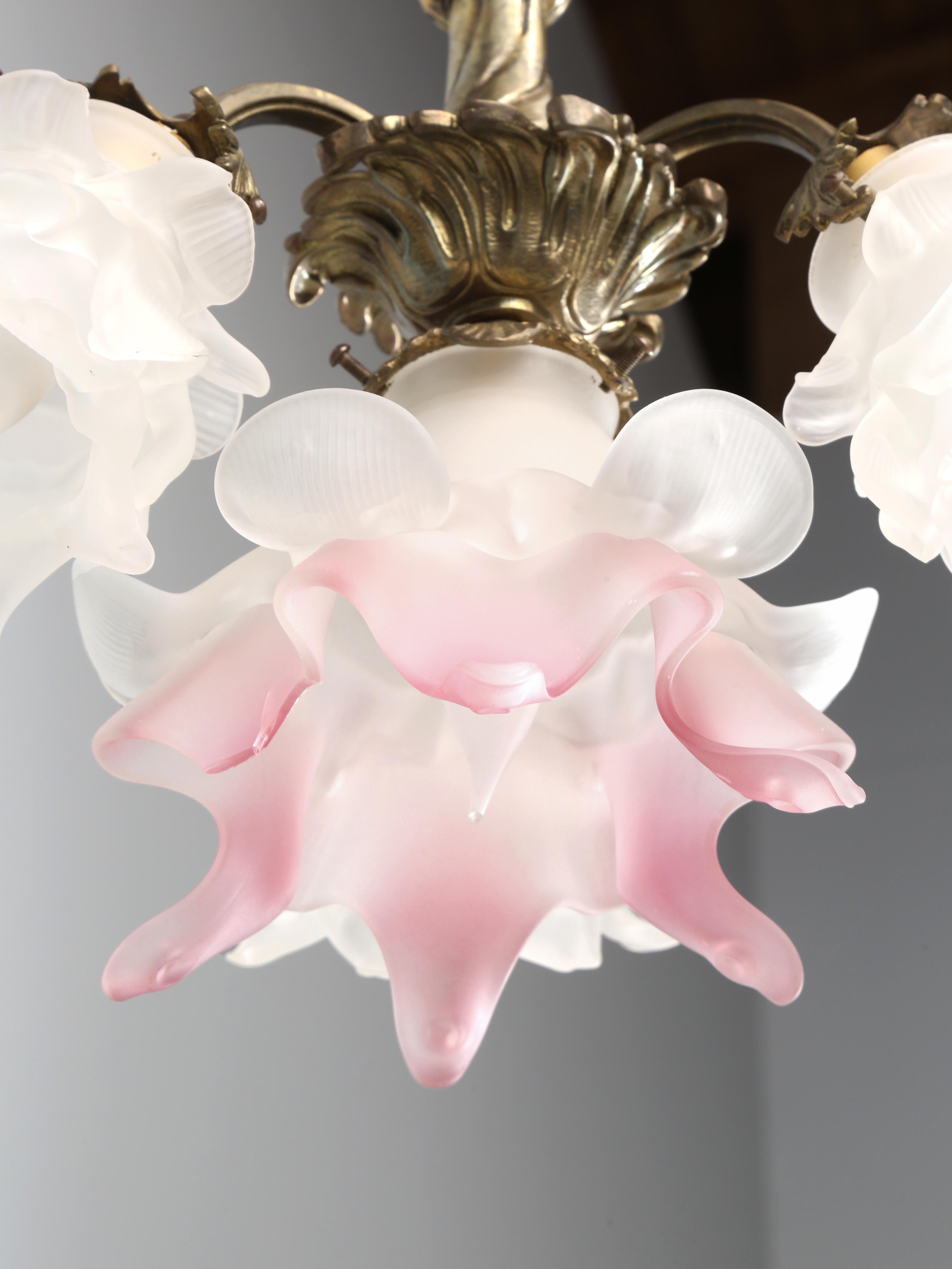 Viktorianischer Stil Wunderschön ausgeführter Deckenleuchter mit exquisiten Details im Angebot 6
