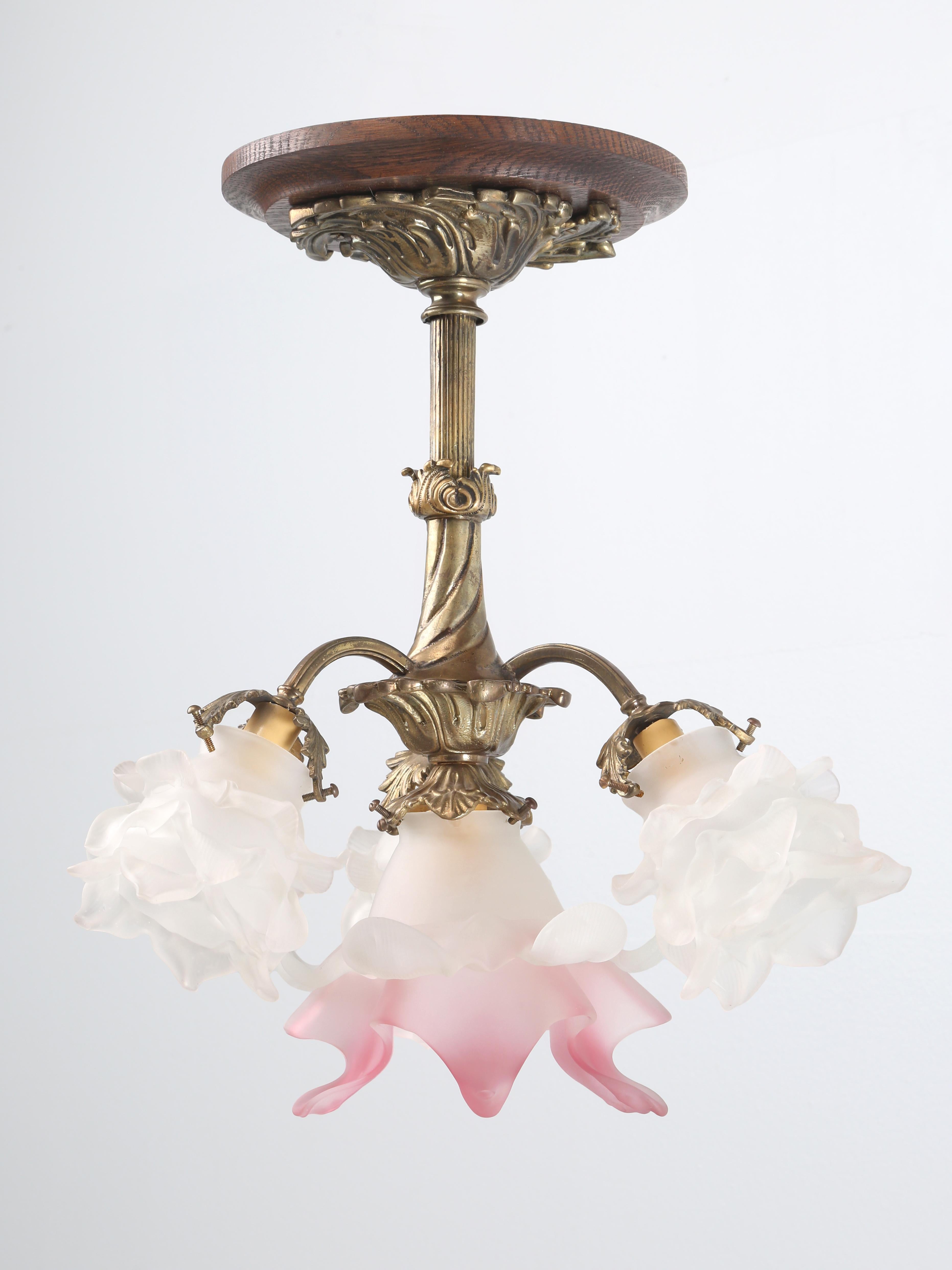 Viktorianischen Stil wunderschön ausgeführt Decke Kronleuchter mit exquisiten Messing Details. Wir haben diesen ungewöhnlich komplizierten Kronleuchter aus Messing und Glas in der Stadt Harrogate in England gefunden, und obwohl er sicherlich nicht