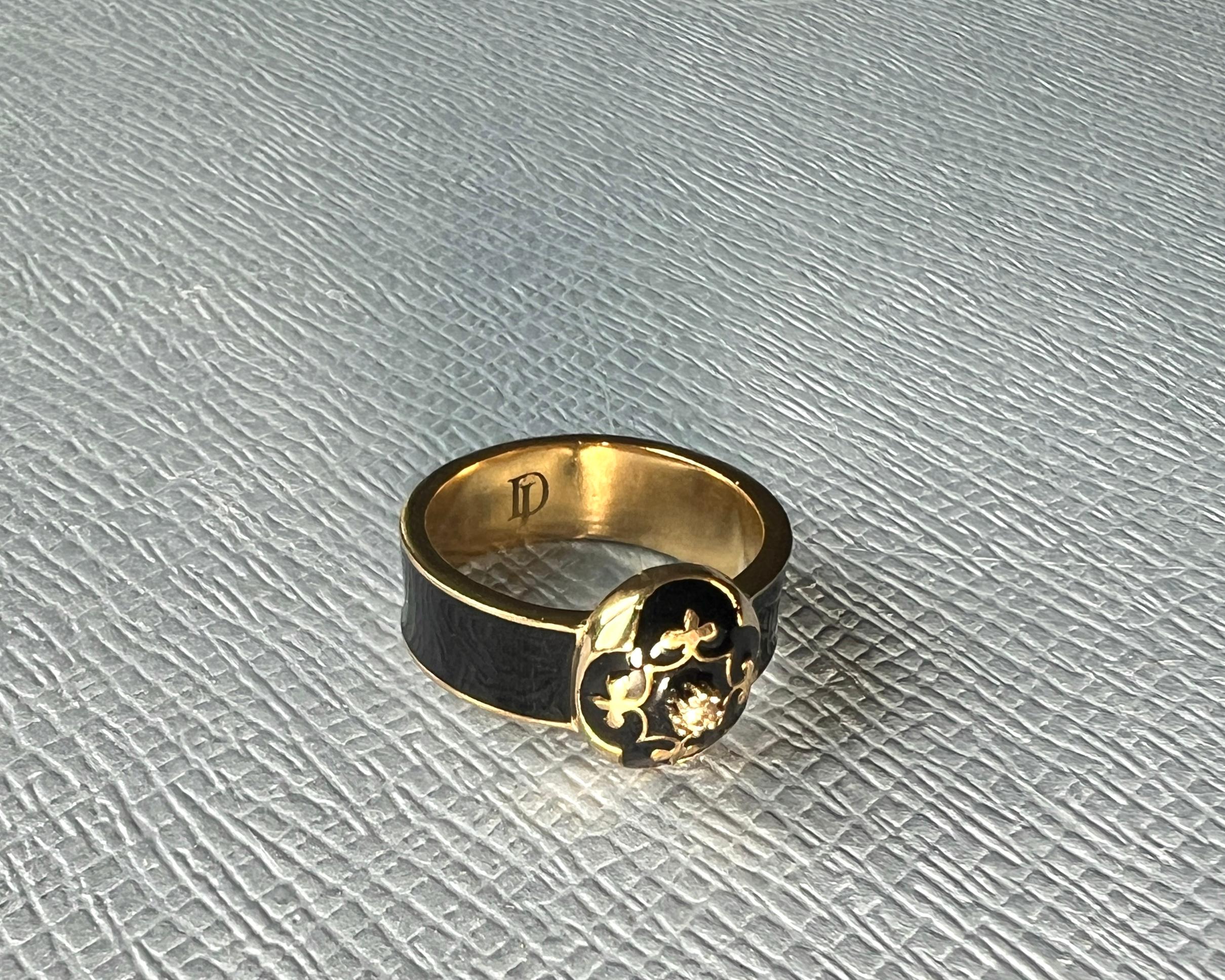 Schwarzer Diamant-Emaille-Ring im viktorianischen Stil mit Fleur de Lis im Angebot 4