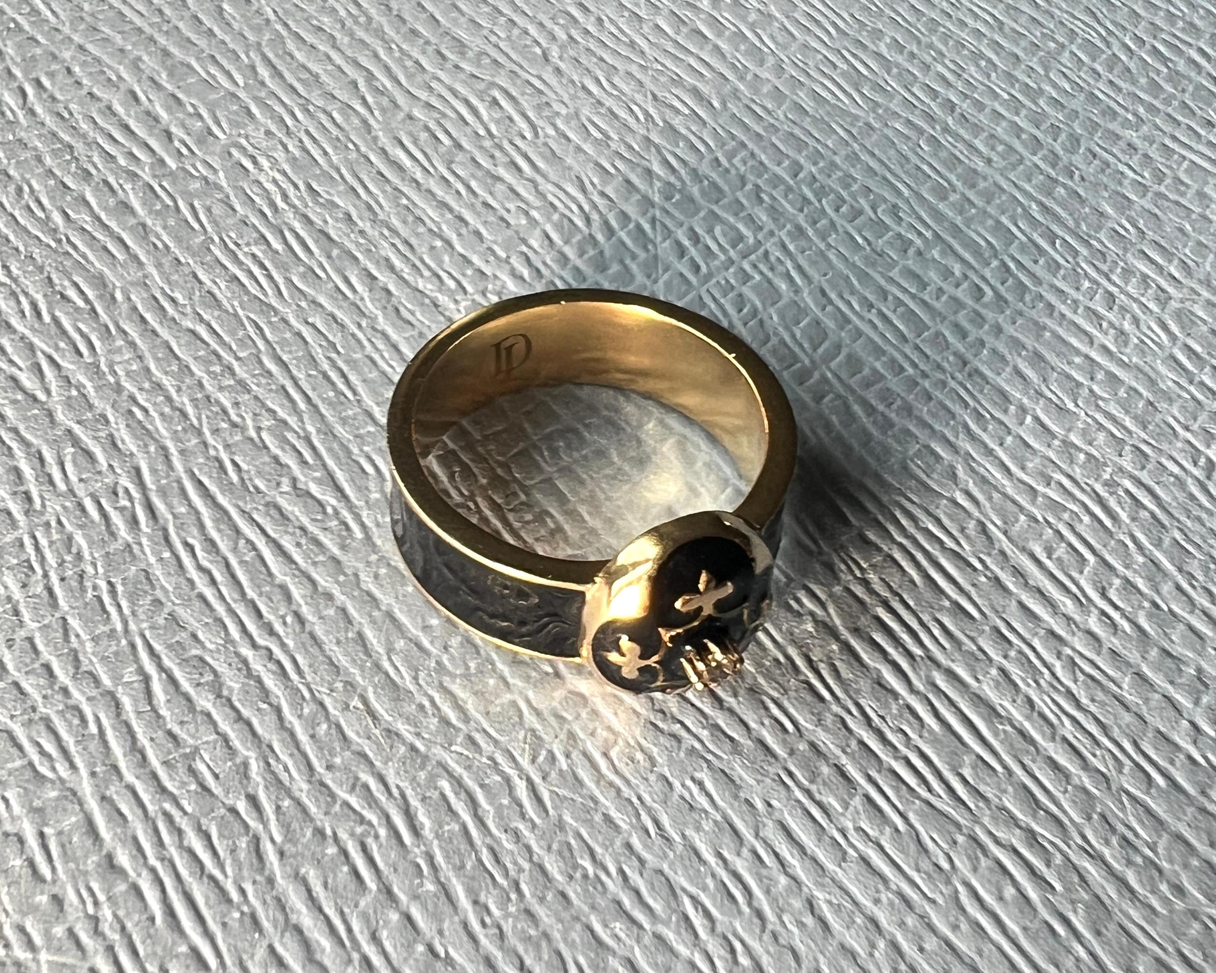 Schwarzer Diamant-Emaille-Ring im viktorianischen Stil mit Fleur de Lis
mit der Aufschrift PURE auf der Rückseite

Ring mit schwarzer Emaille, inspiriert vom Viktorianischen Zeitalter, Memento Mori

Designer: J DAUPHIN

Die Fleur-de-Lis, die direkt