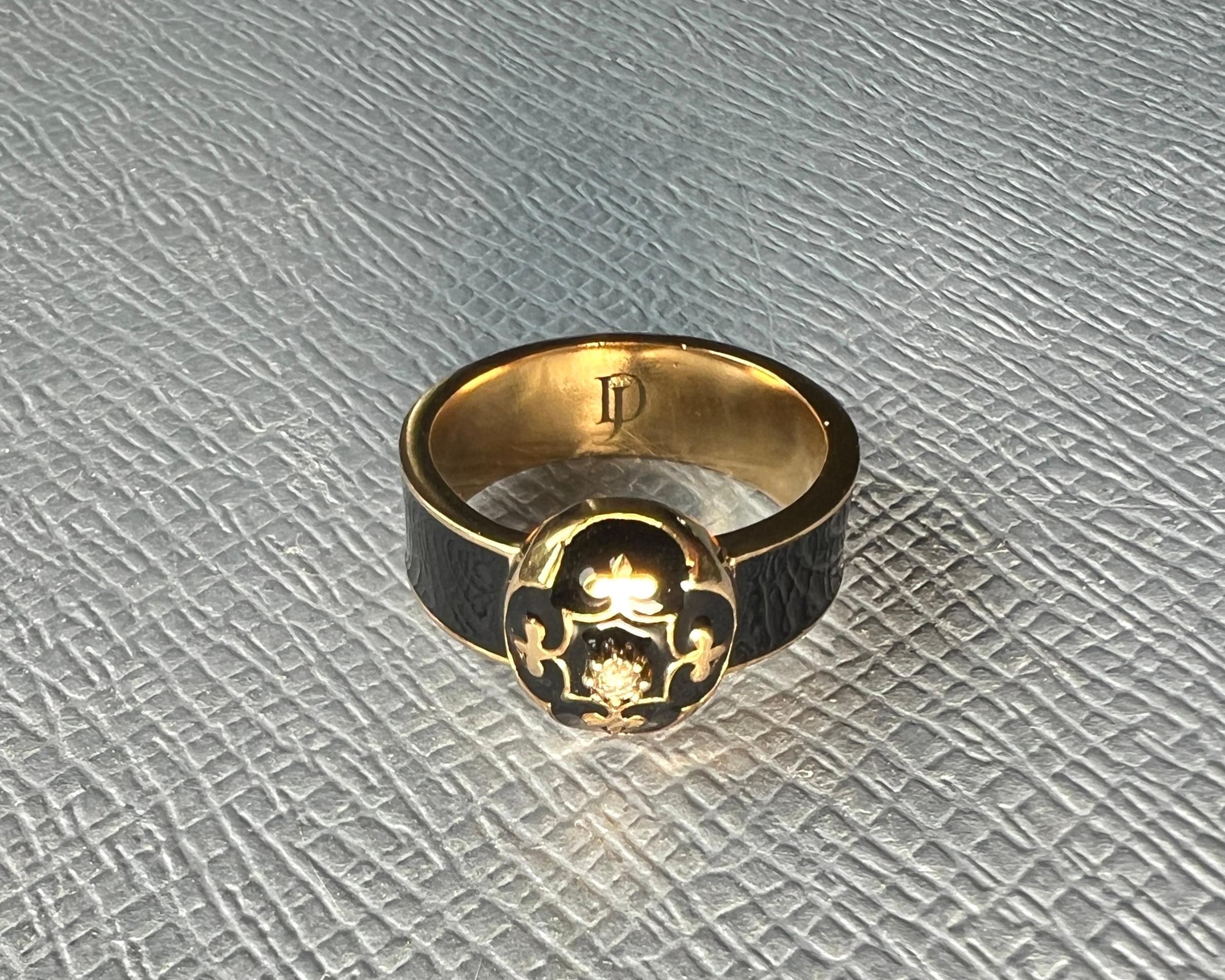 Schwarzer Diamant-Emaille-Ring im viktorianischen Stil mit Fleur de Lis im Zustand „Neu“ im Angebot in Los Angeles, CA