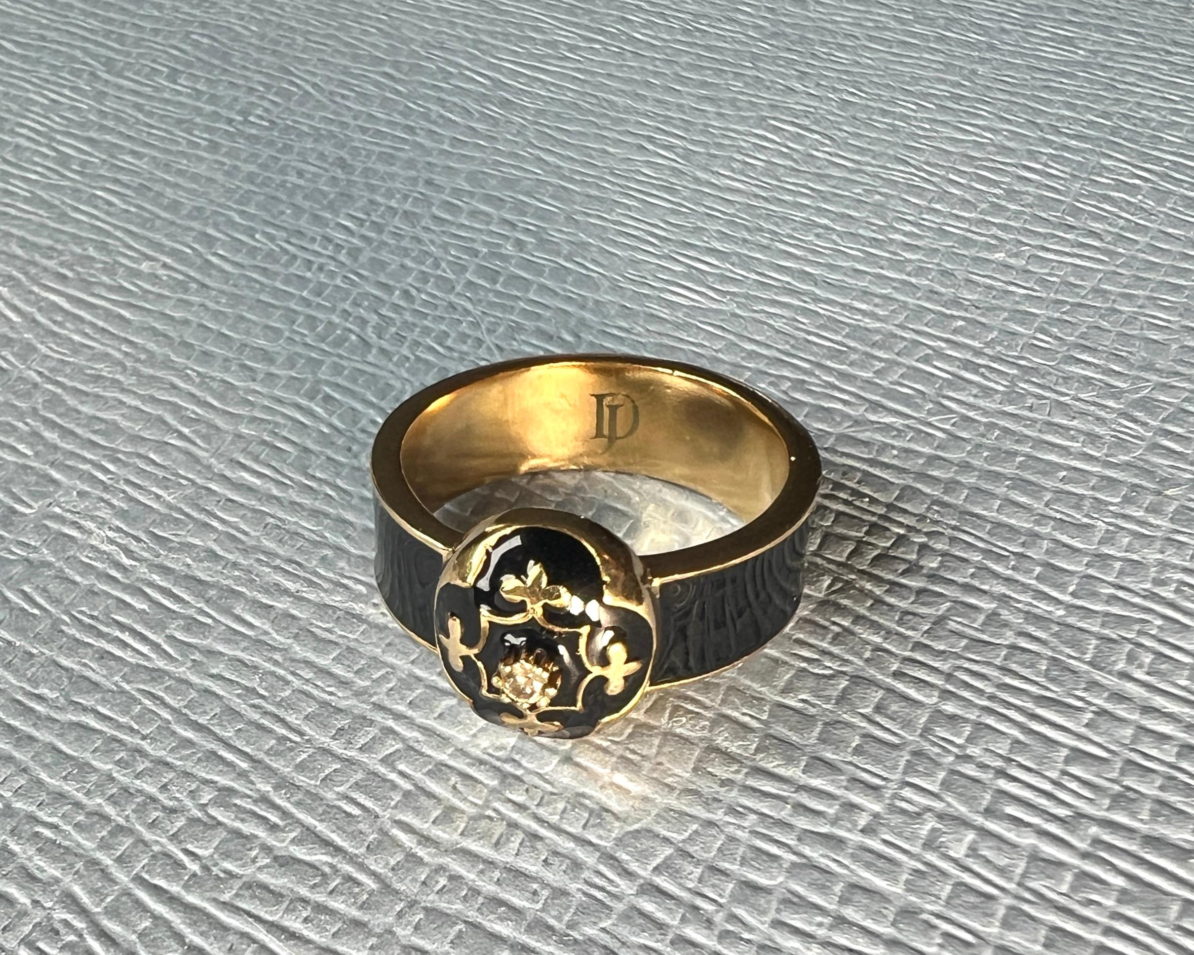Schwarzer Diamant-Emaille-Ring im viktorianischen Stil mit Fleur de Lis im Angebot 2
