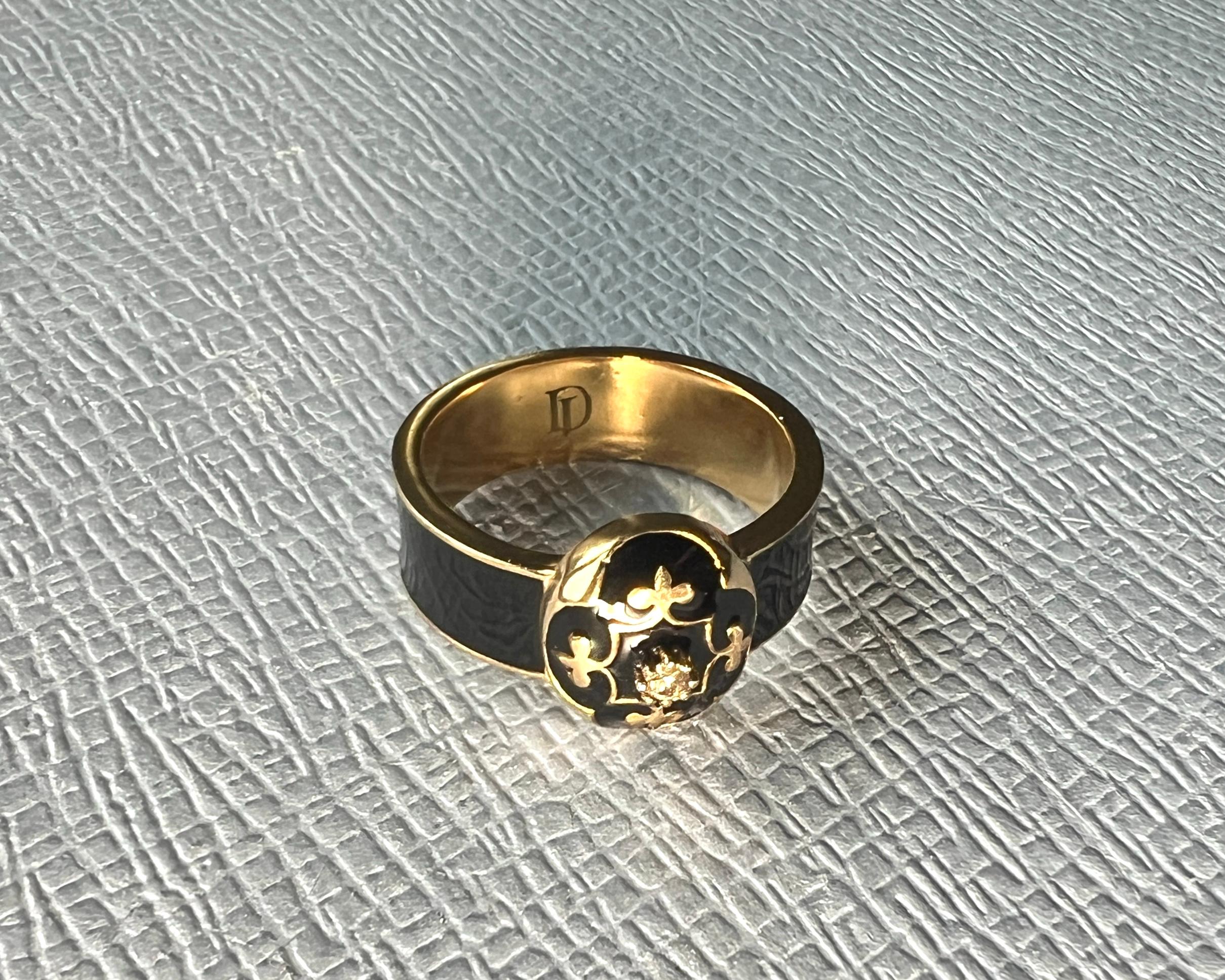 Schwarzer Diamant-Emaille-Ring im viktorianischen Stil mit Fleur de Lis im Angebot 3