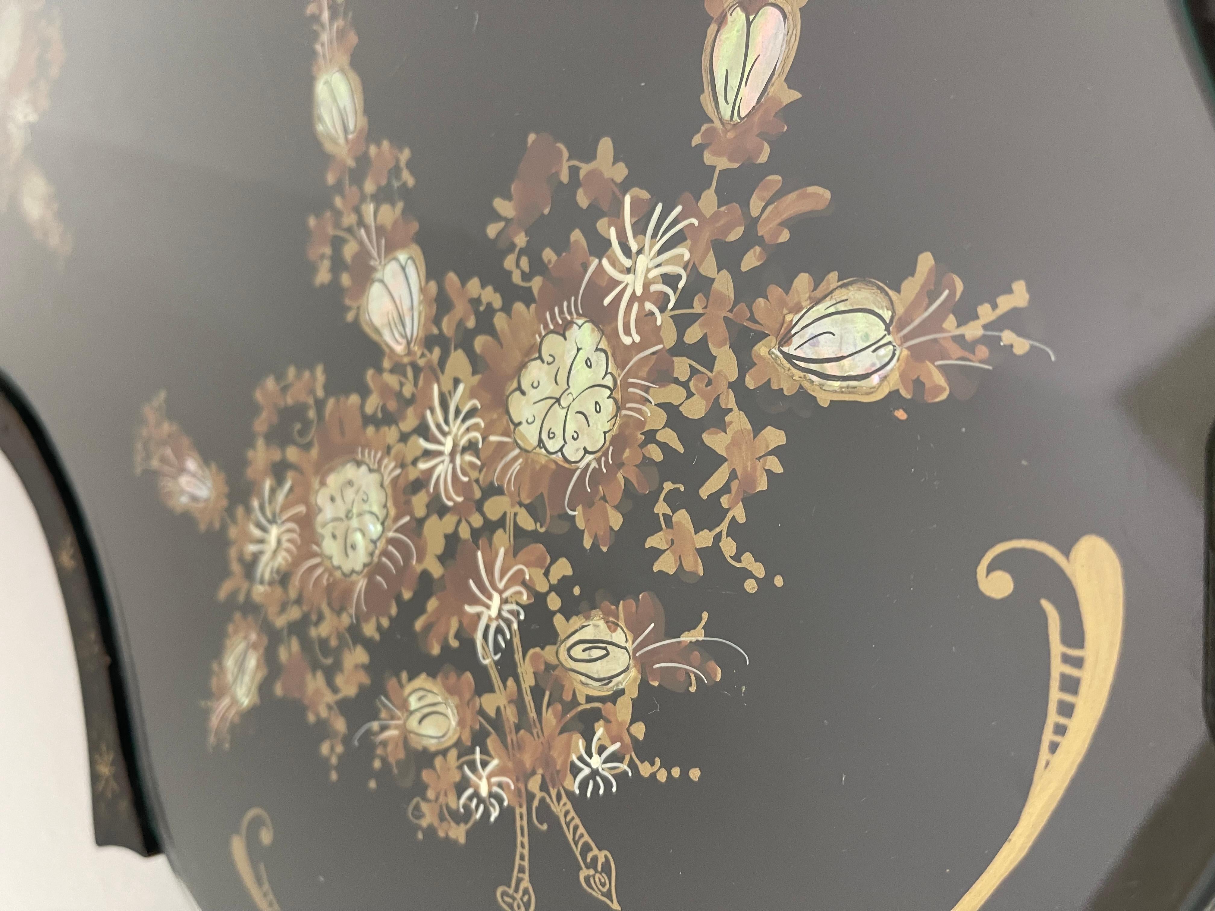 Guéridon noir de style victorien avec décoration florale peinte à la main en vente 7