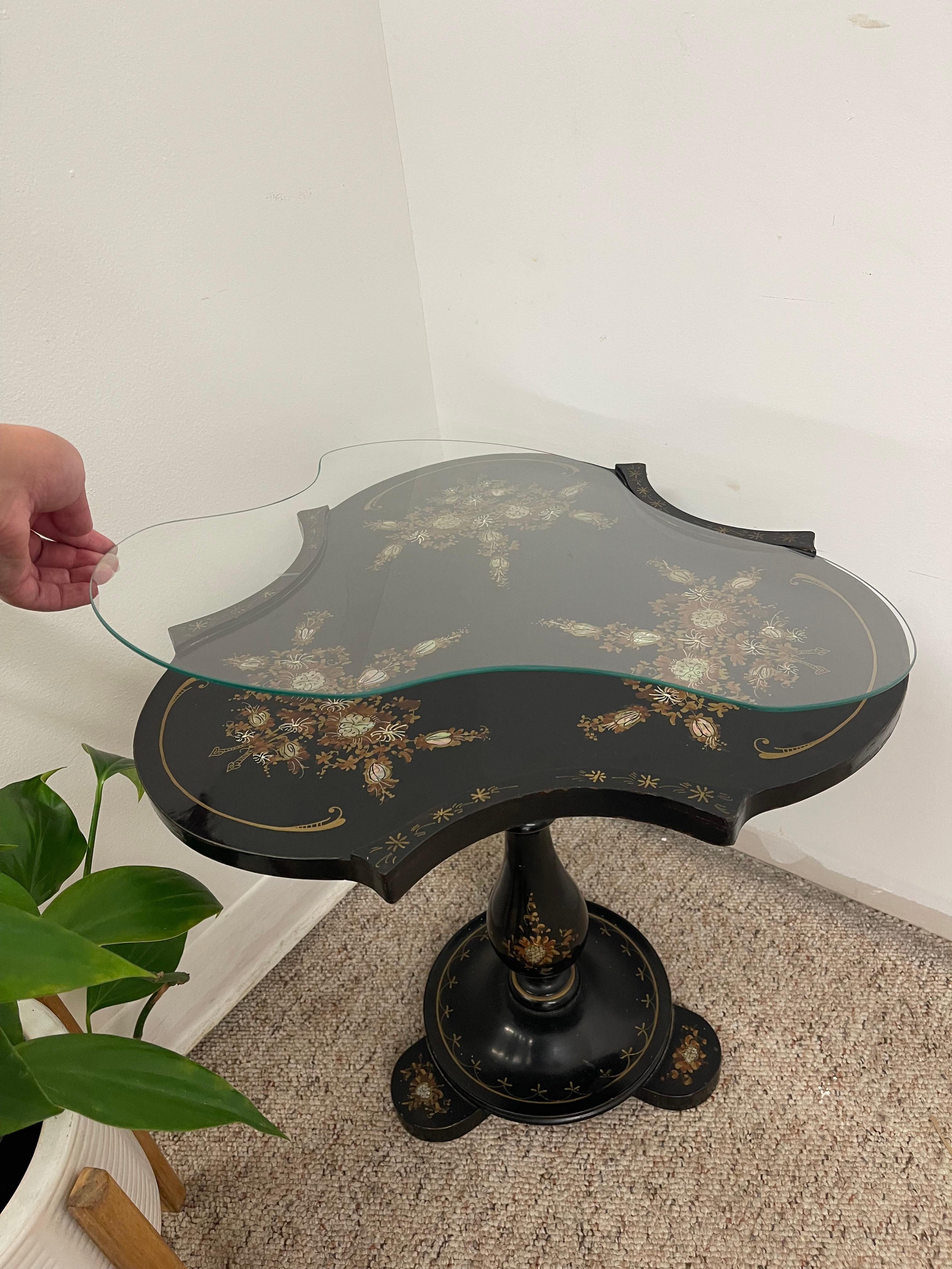 Guéridon noir de style victorien avec décoration florale peinte à la main en vente 1