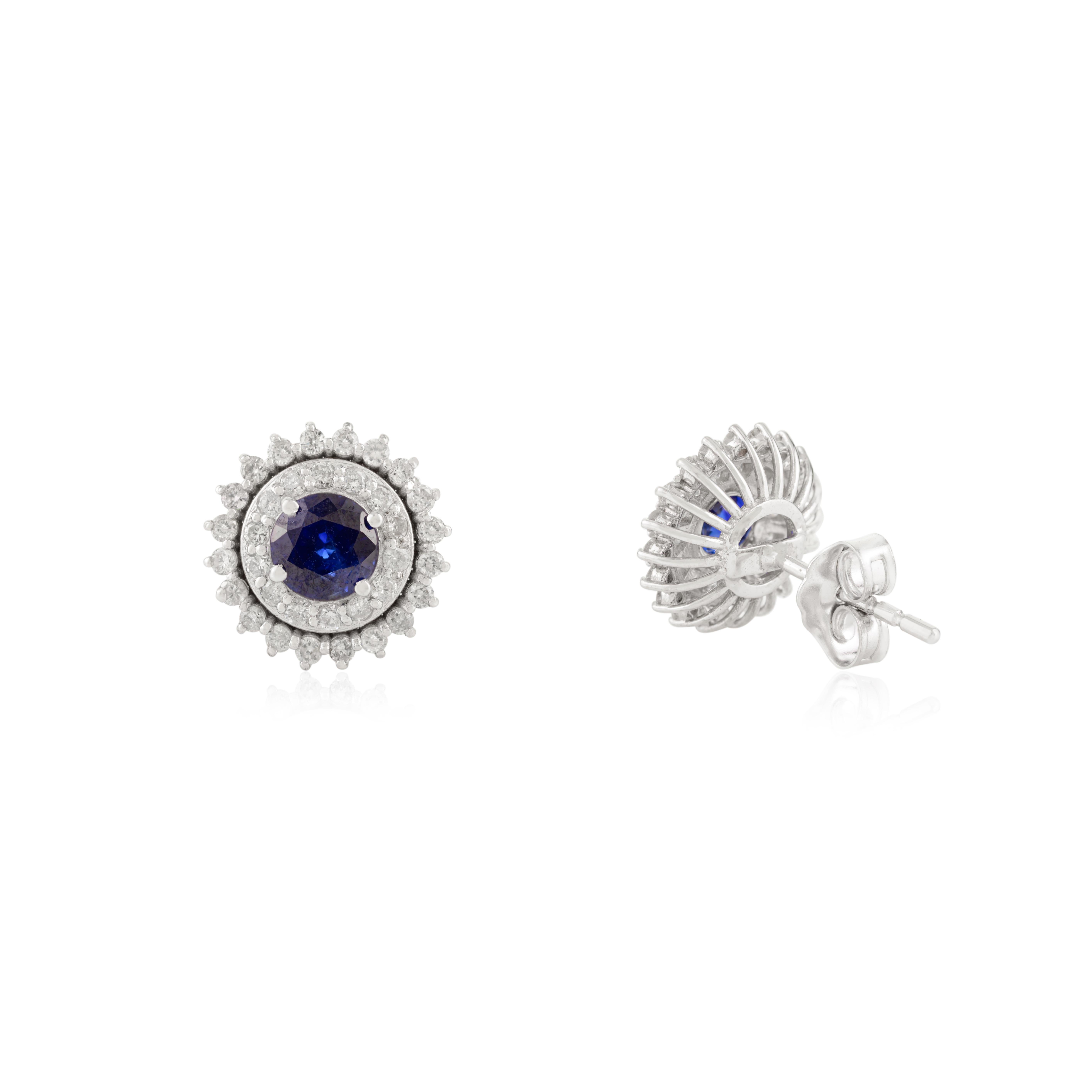 Art Déco Victorian-Style Blue Sapphire and Diamond Halo Stud Earrings in 18k White gold in vendita