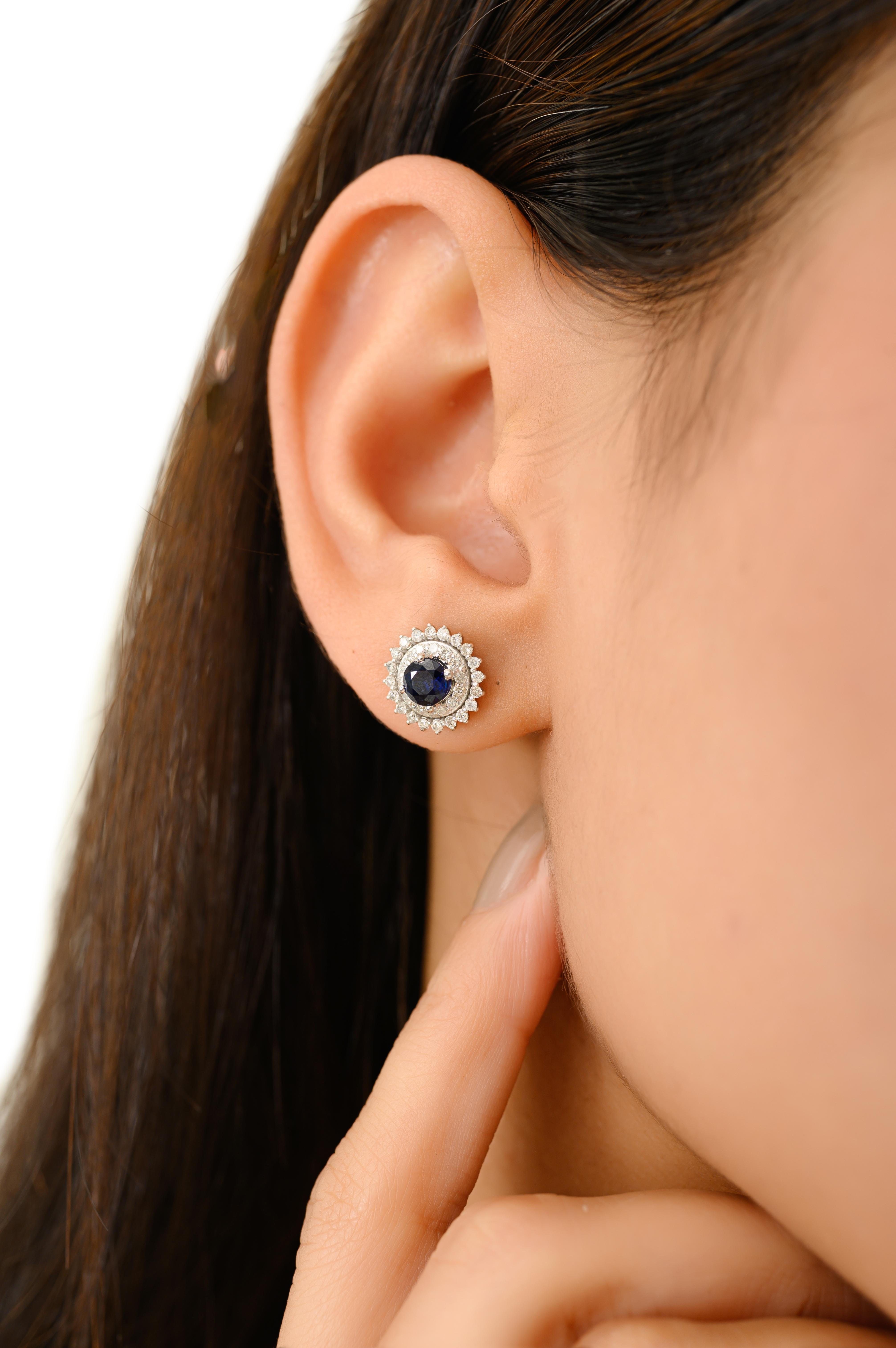 Taglio rotondo Victorian-Style Blue Sapphire and Diamond Halo Stud Earrings in 18k White gold in vendita