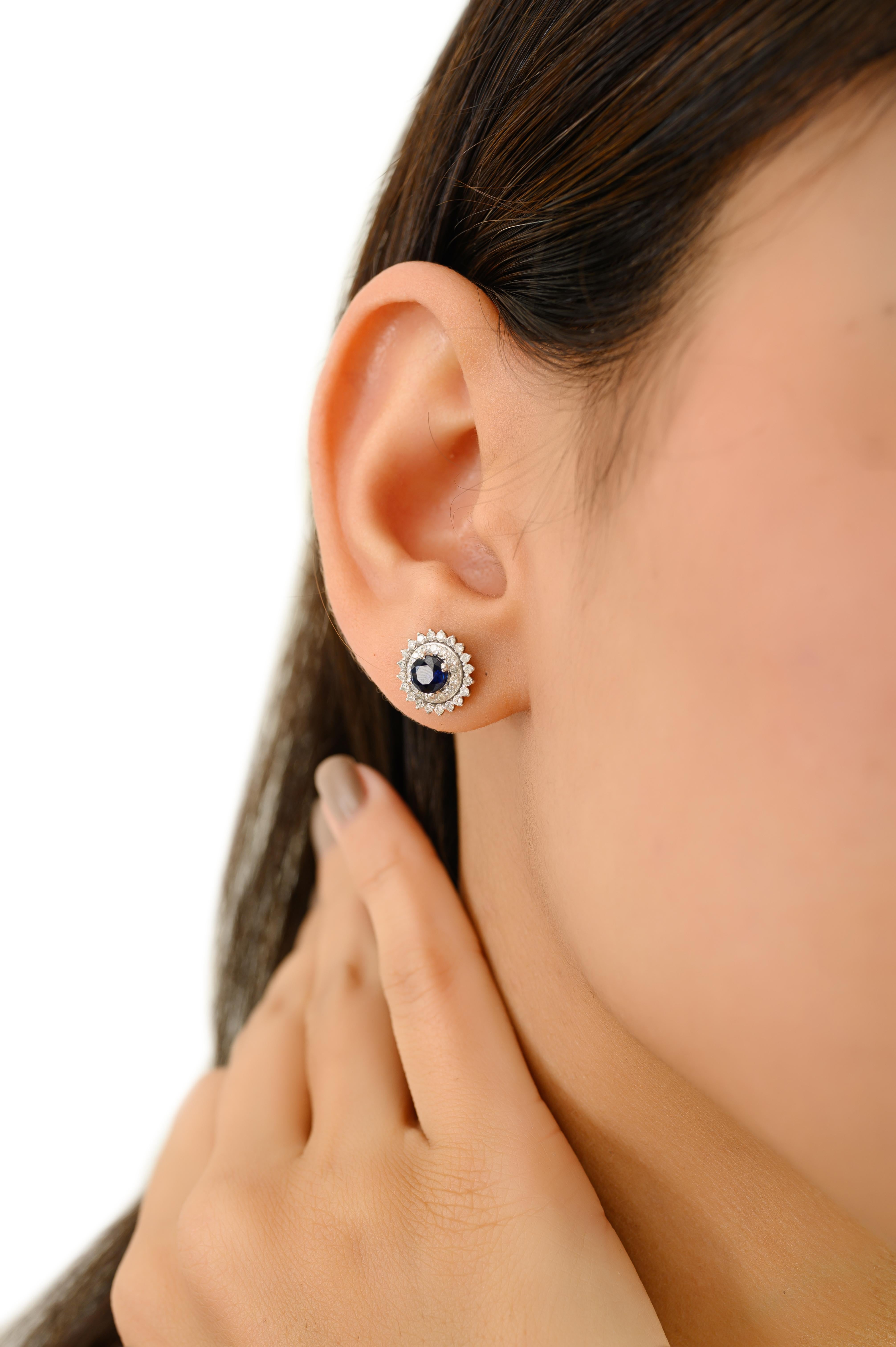 Victorian-Style Blue Sapphire and Diamond Halo Stud Earrings in 18k White gold in vendita 2