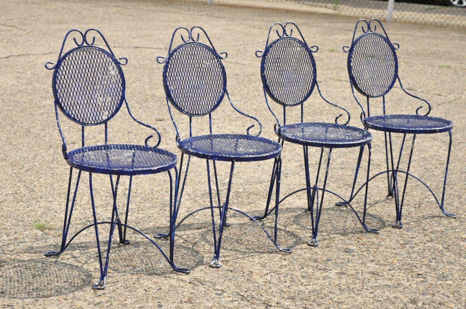 Petites chaises de bistrot de jardin en fer forgé de style français victorien bleu - Lot de 4. L'article présente des sièges et des dossiers en maille, une construction en fer forgé, une finition vieillie, un grand style et une belle forme. Circa