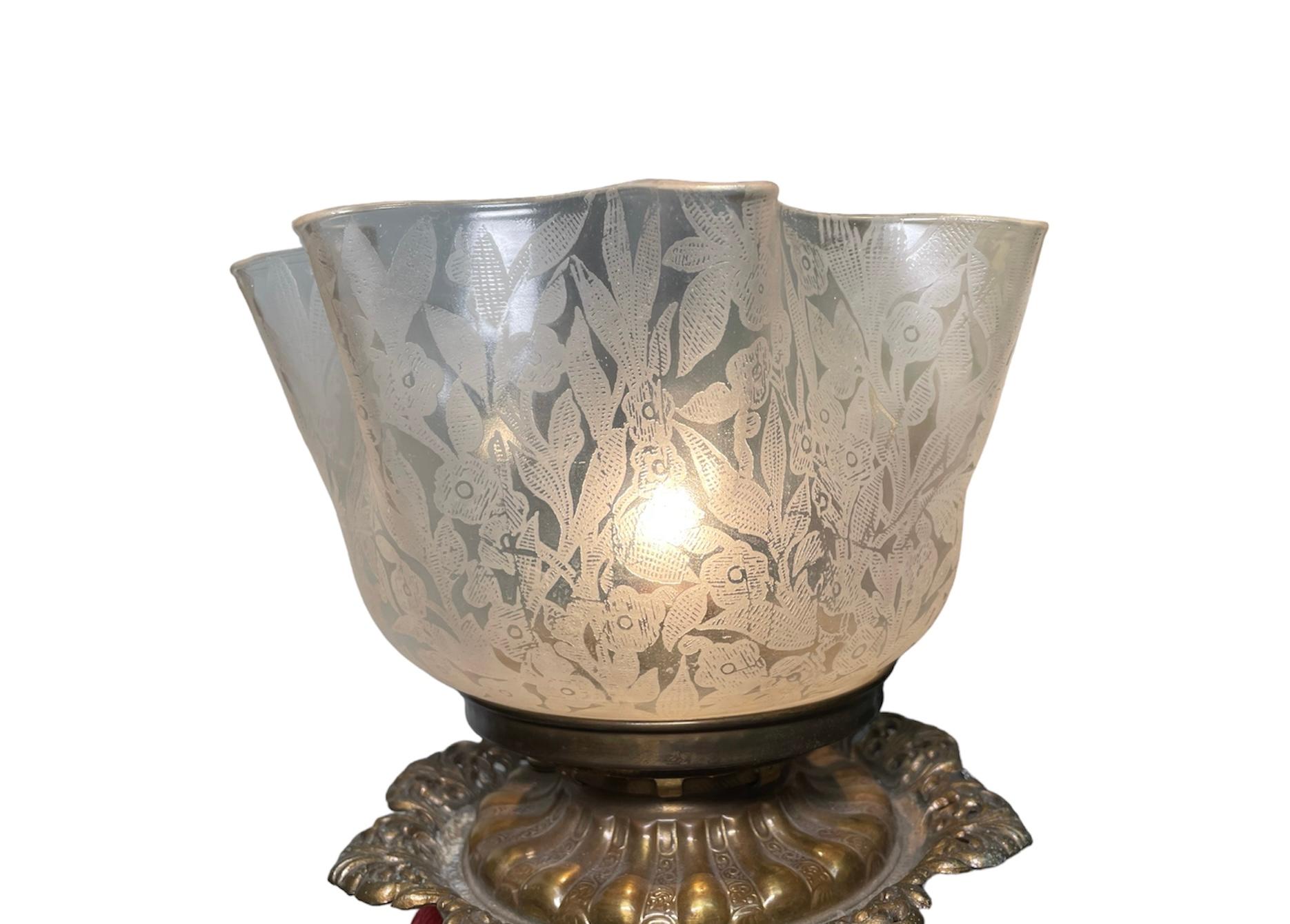 Viktorianischer Stil Messing und Glas Tischlampe im Angebot 6