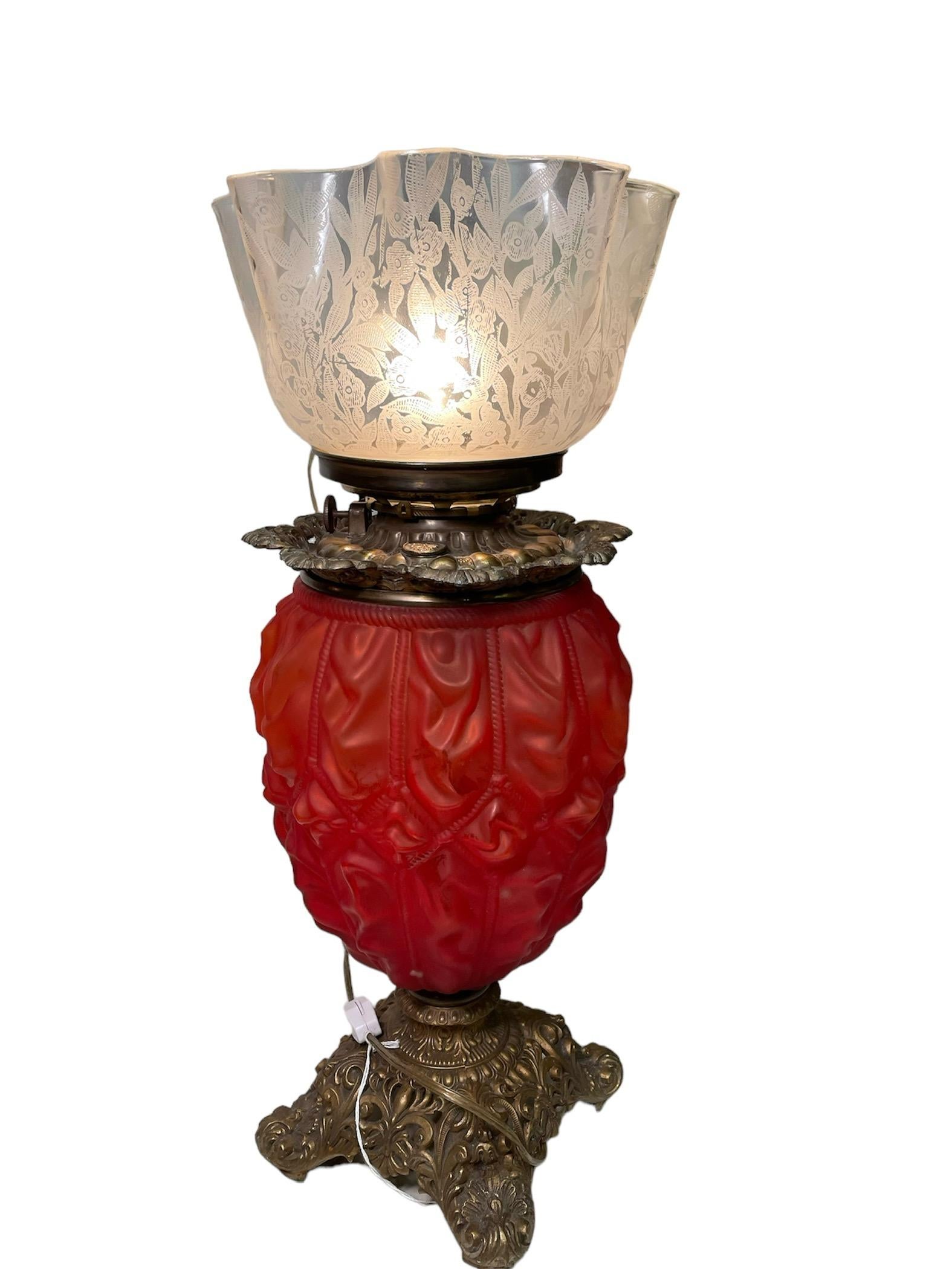 Viktorianischer Stil Messing und Glas Tischlampe (Radiert) im Angebot