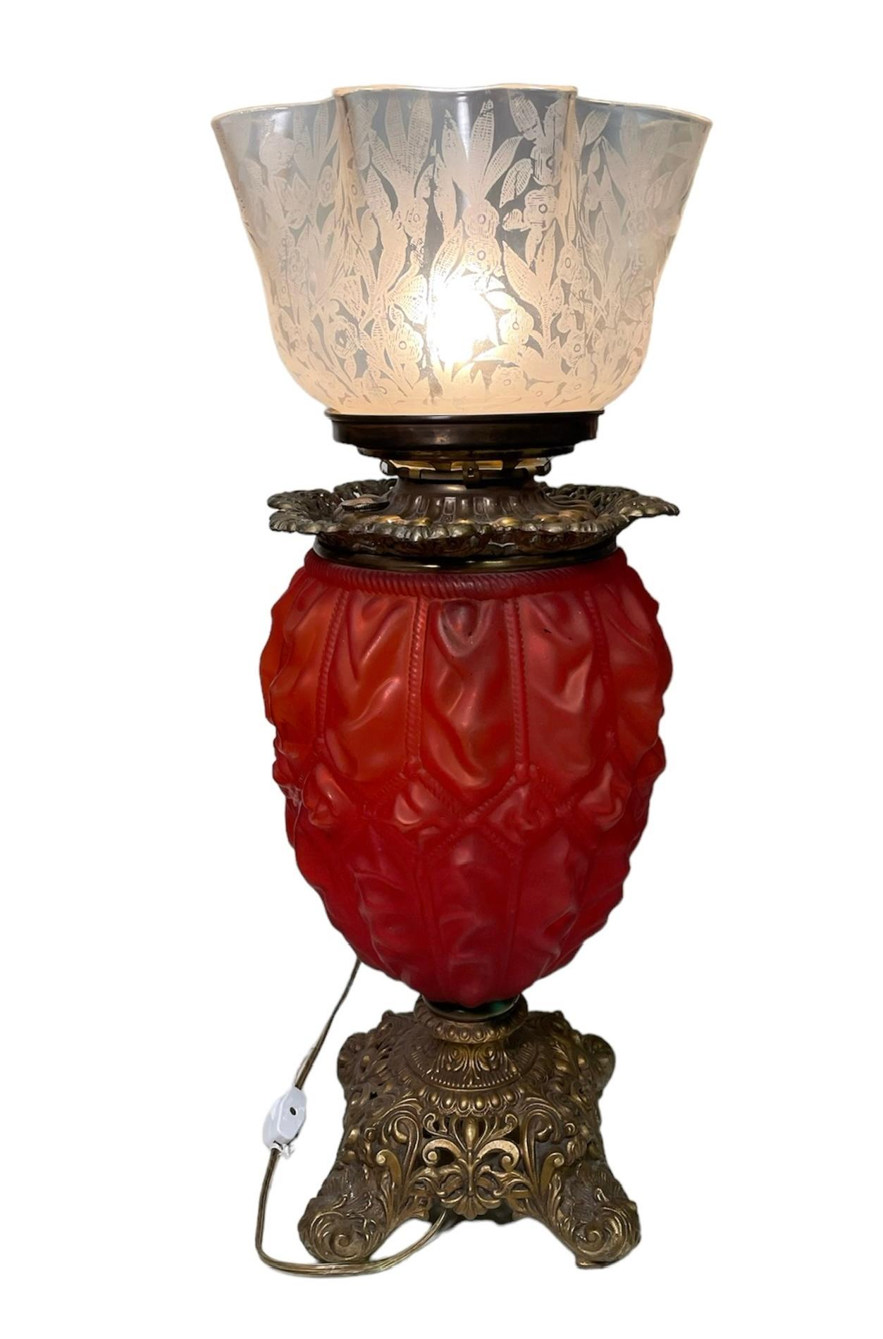 Victorian Style Brass And Glass Table Lamp In Good Condition For Sale In Guaynabo, PR