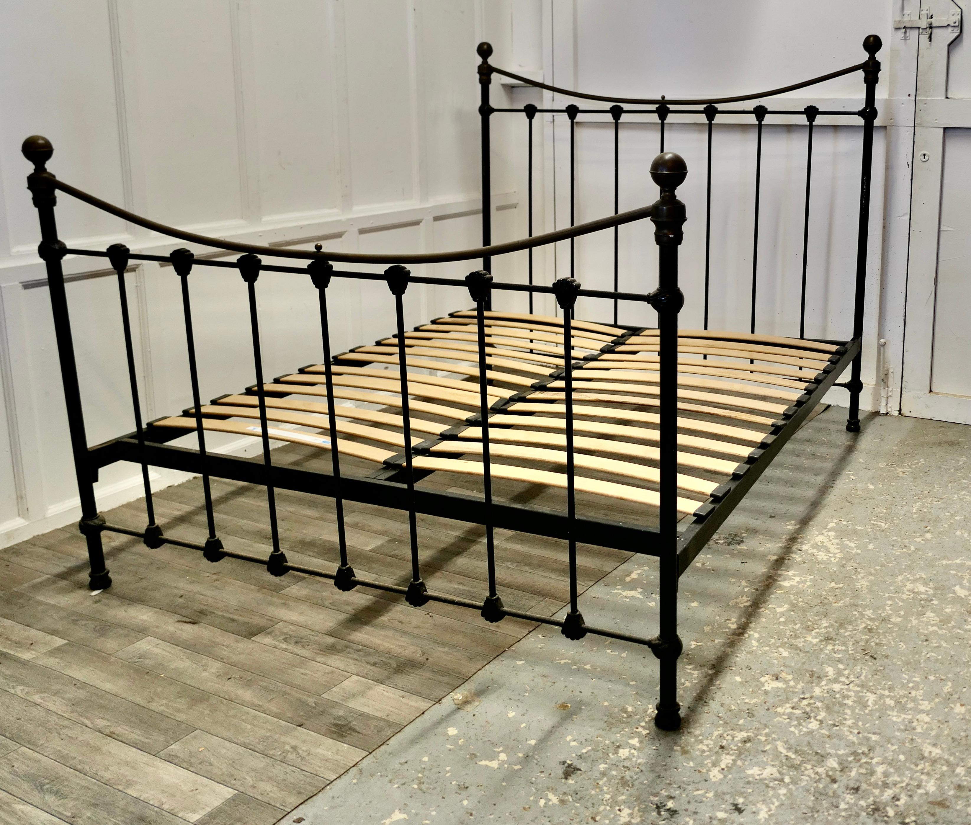 Königliches Doppelbett im viktorianischen Stil aus Messing und Eisen im Zustand „Gut“ im Angebot in Chillerton, Isle of Wight