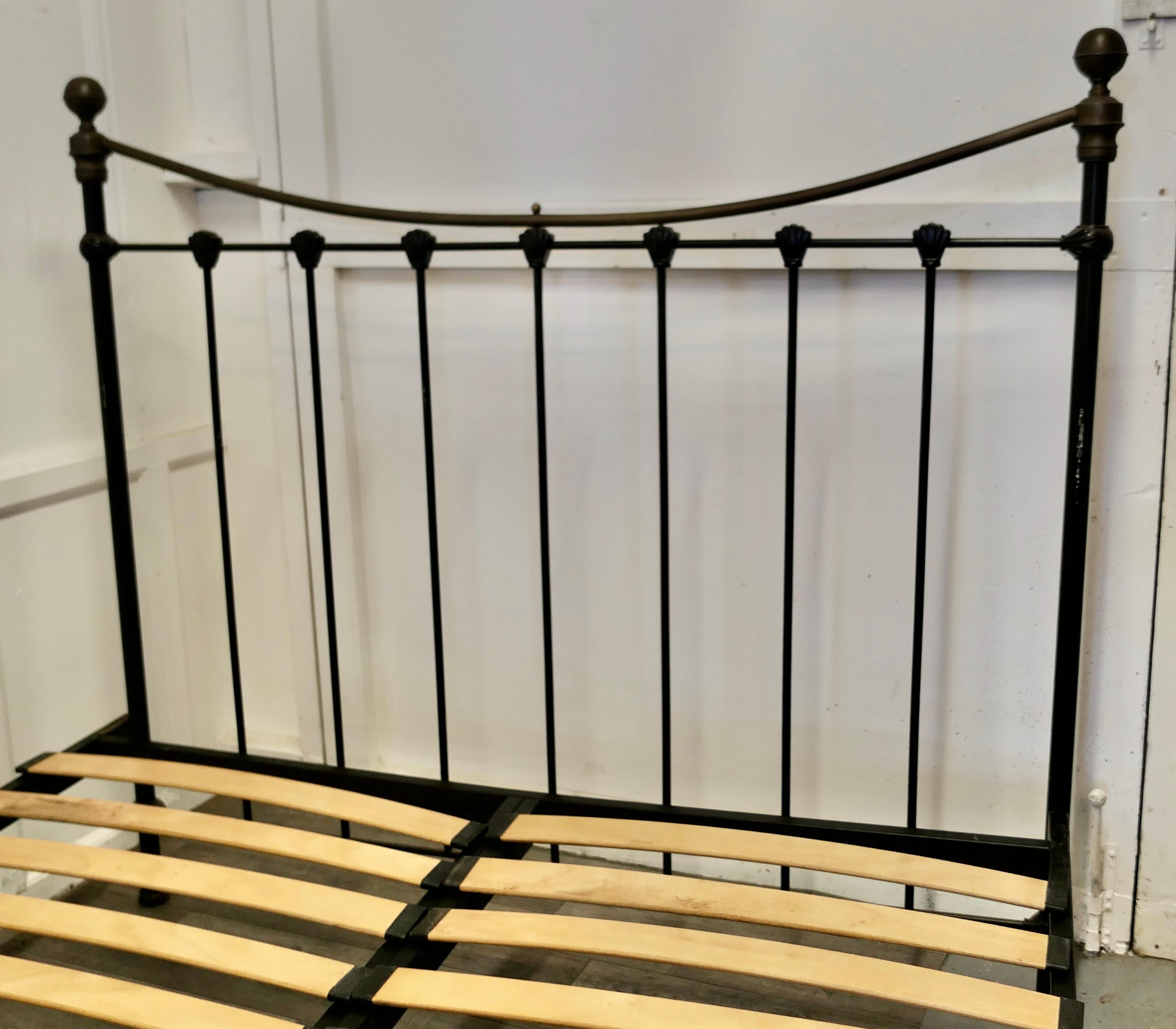 Victorian Style Brass and Iron King Double Bed In Good Condition For Sale In Chillerton, Isle of Wight
