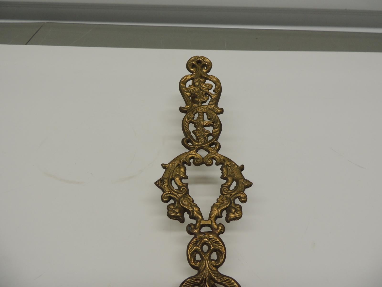 Victorian style brass filigree holiday wreath door decorative hook.
Size: 15.5