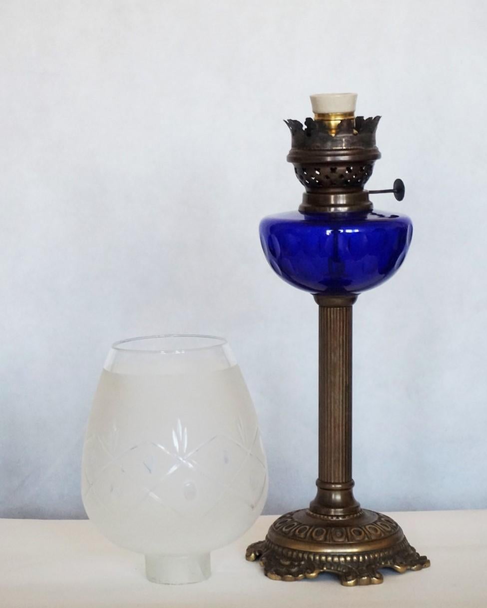 Victorian Bronze Cobalt Blue Glass Font Oil Lamp Converted to Electric In Good Condition In Frankfurt am Main, DE