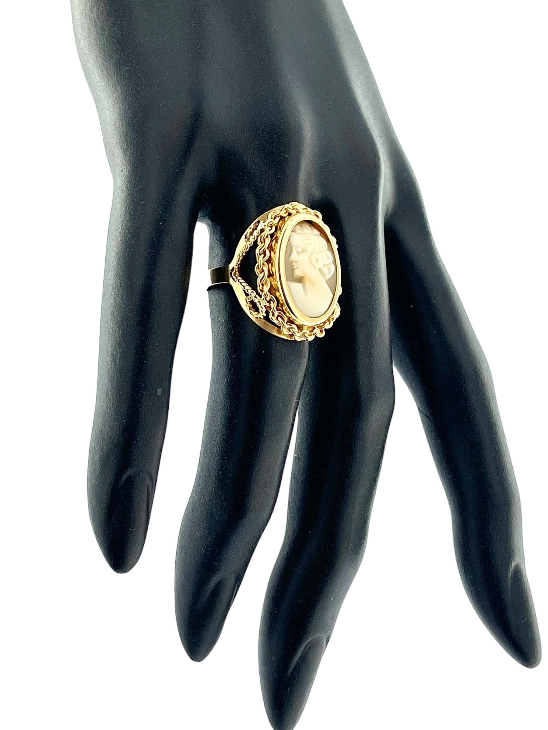 Victorian Style Cameo Yellow Gold Ring In Good Condition For Sale In Esch sur Alzette, Esch-sur-Alzette