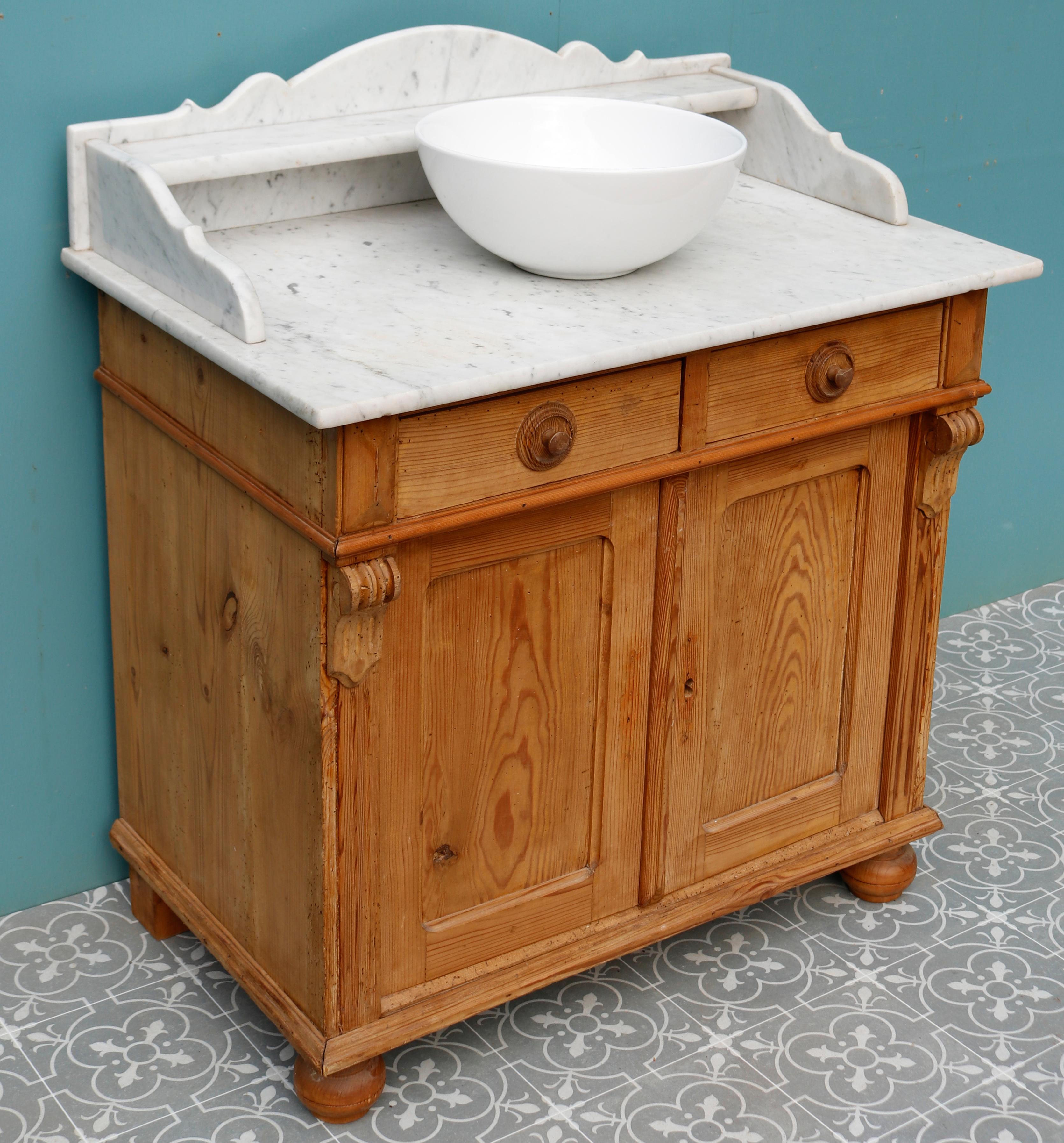 Victorian Style Carrara Marble Wash Basin In Good Condition For Sale In Wormelow, Herefordshire