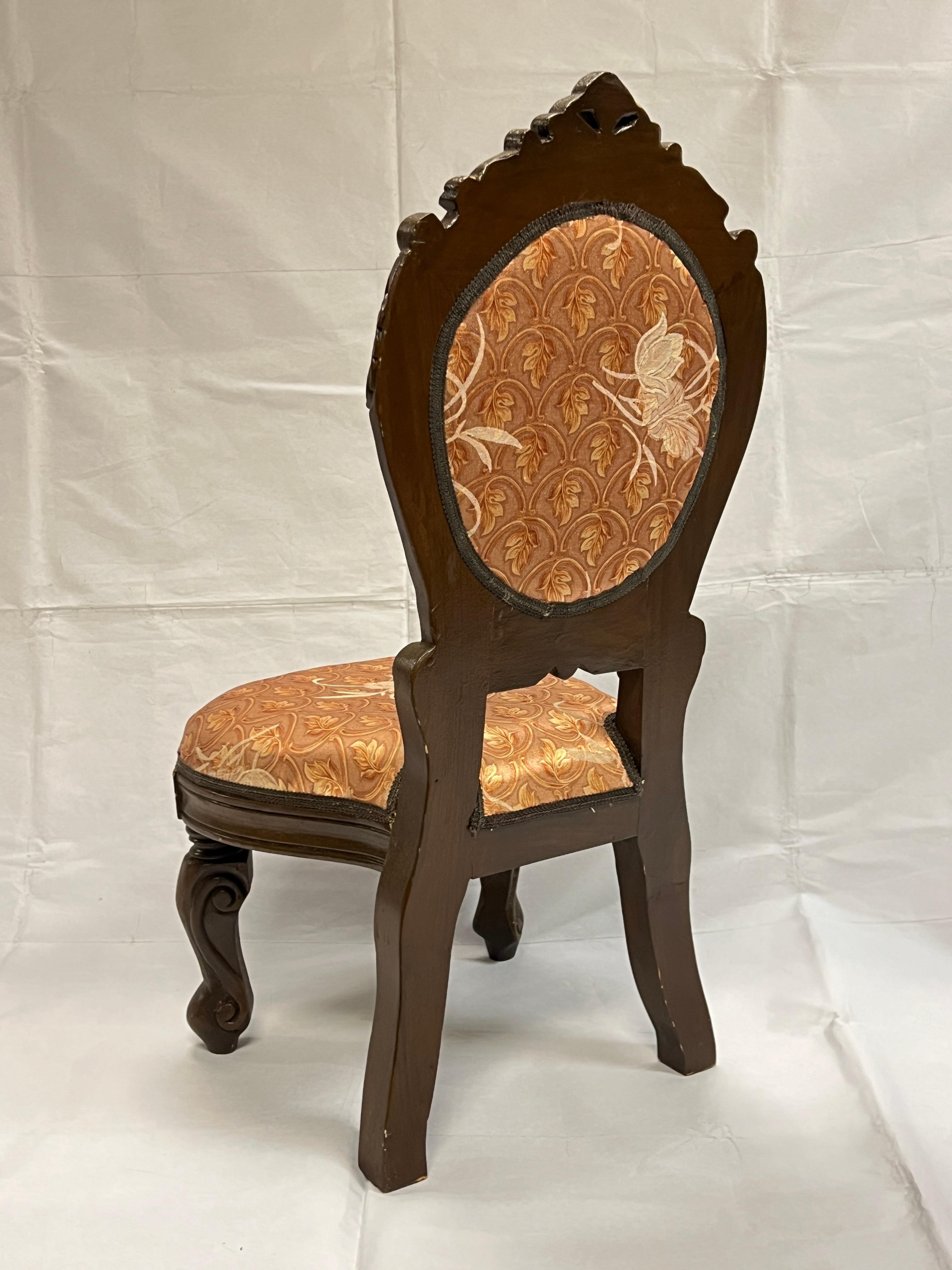 Stile vittoriano  Set di divani e sedie per bambini intagliate e imbottite in vendita 4
