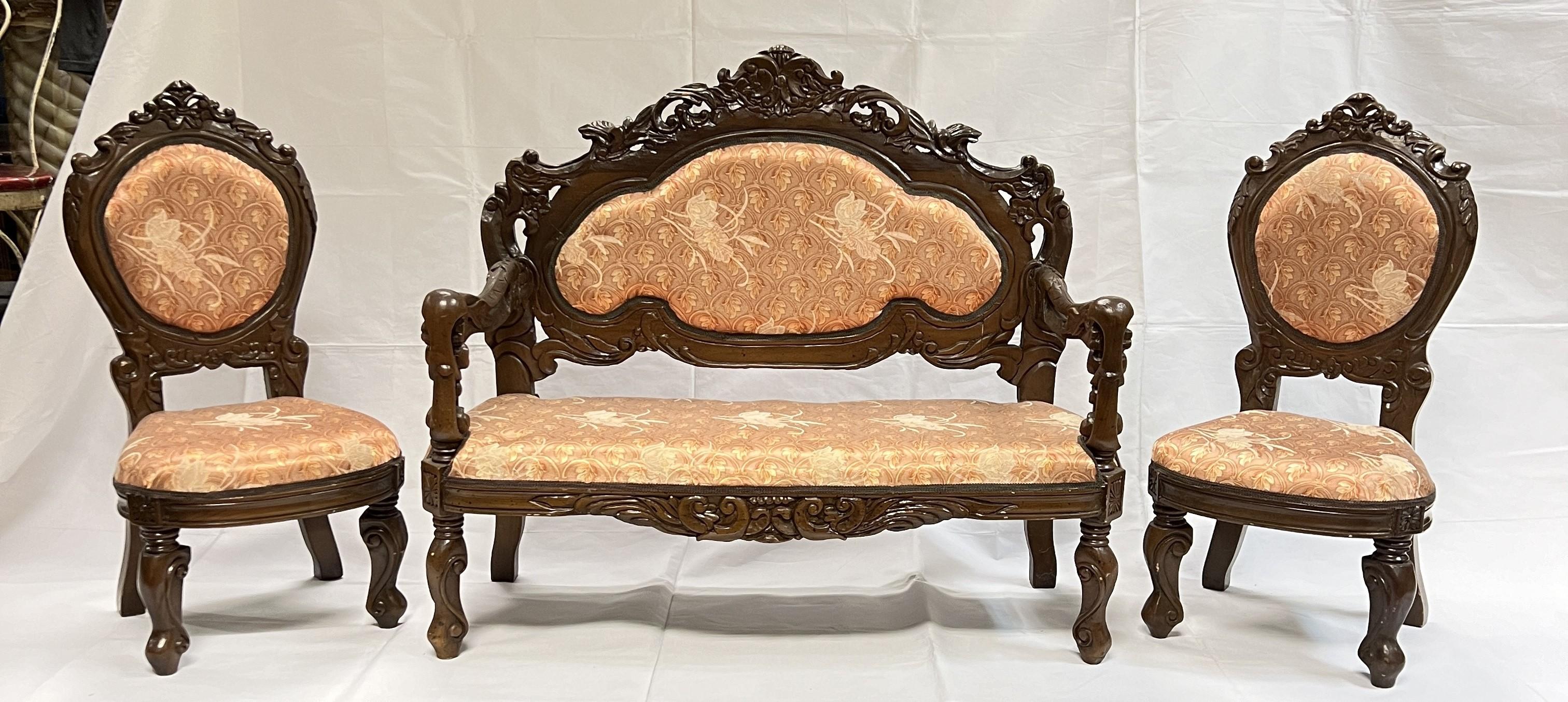 Charme vintage  set per bambini comprendente divano e sedie laterali abbinate in stile vittoriano, con dettagli intagliati a fogliame sulla barra della cresta, sui braccioli e sulla barra della seduta,  con una successiva tappezzeria color pesca