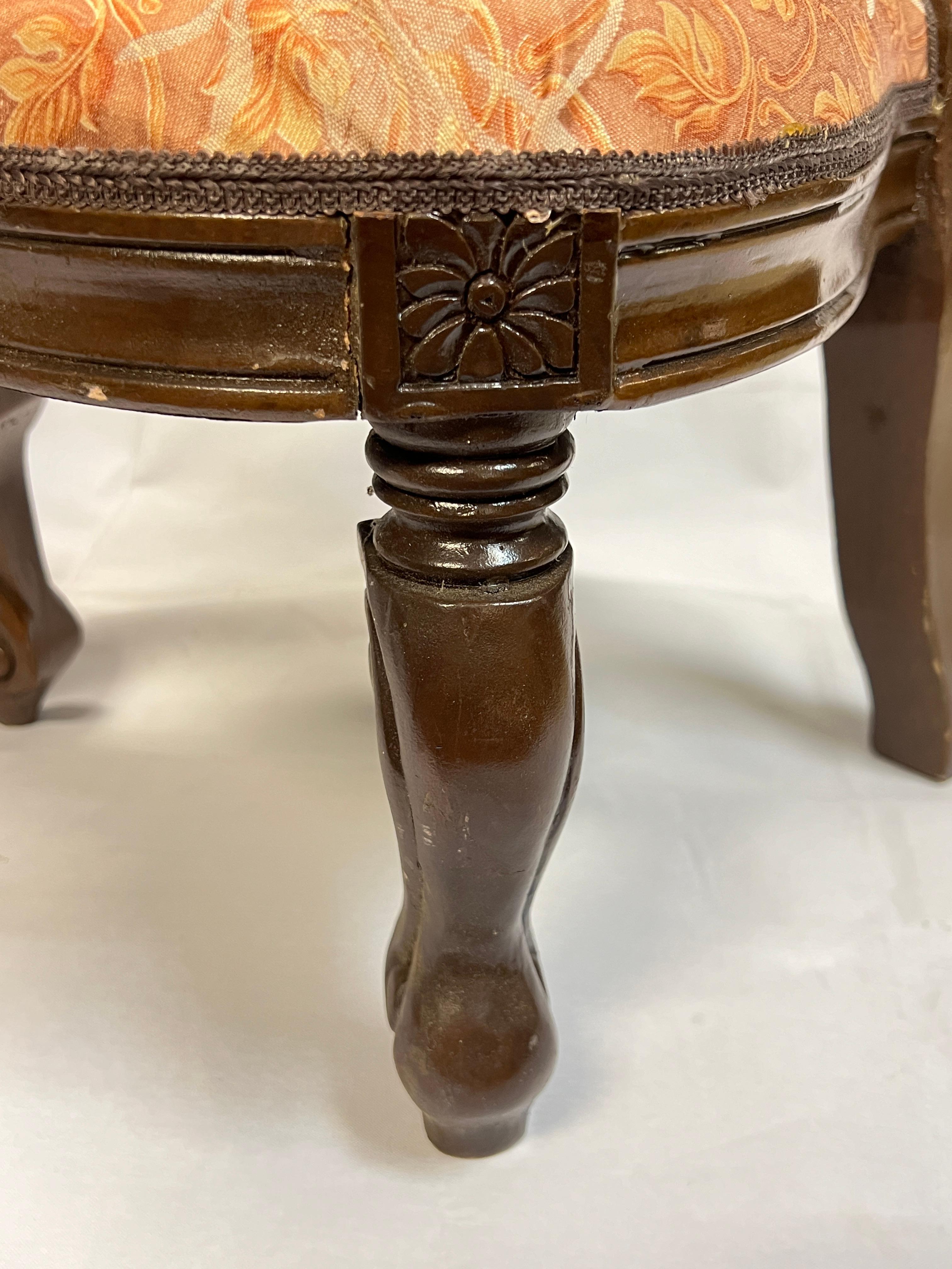 XX secolo Stile vittoriano  Set di divani e sedie per bambini intagliate e imbottite in vendita
